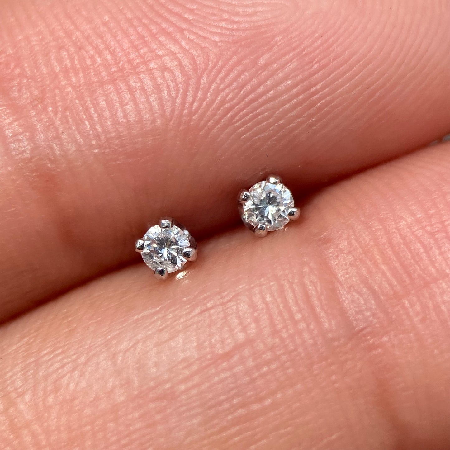 Aretes Broqueles Oro blanco Solido 14k Con Diamante .10 Ct
