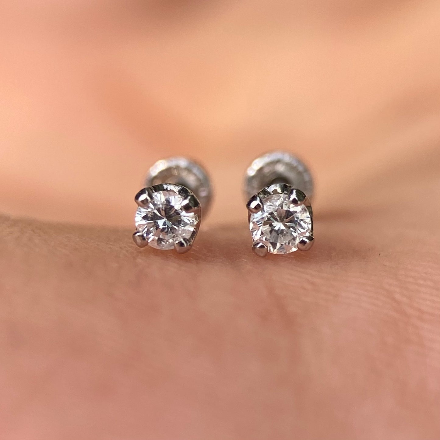 Aretes Broqueles Oro blanco Solido 14k Con Diamante .10 Ct