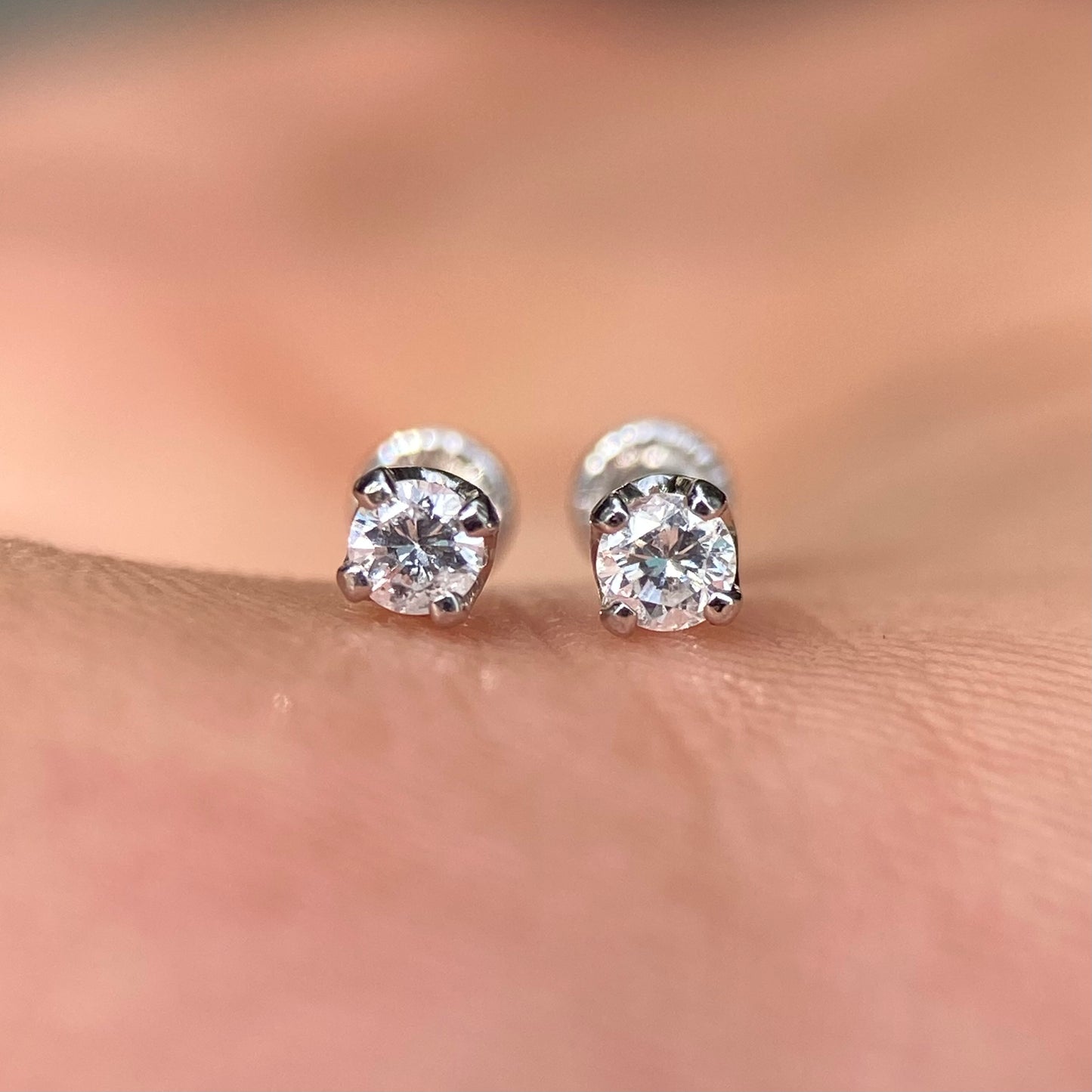 Aretes Broqueles Oro blanco Solido 14k Con Diamante .10 Ct