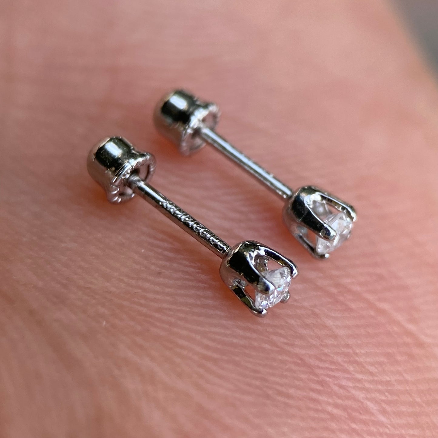 Aretes Broqueles Oro blanco Solido 14k Con Diamante .10 Ct