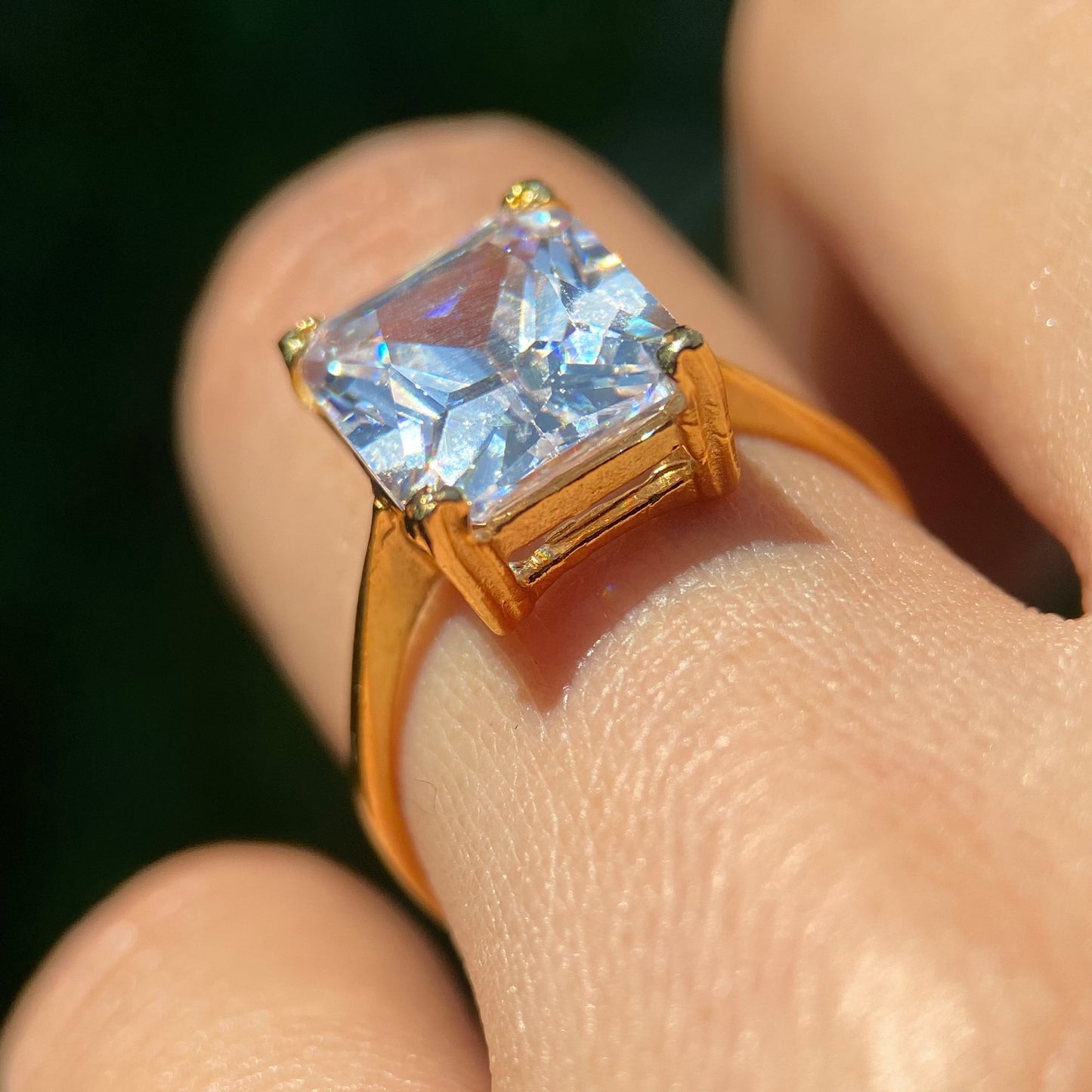Anillo Christine en Oro amarillo 10k con circonias