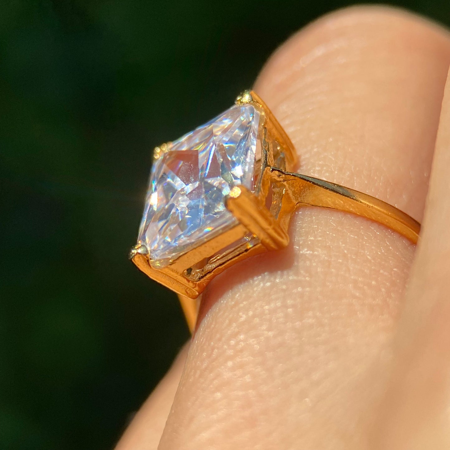Anillo Christine en Oro amarillo 10k con circonias