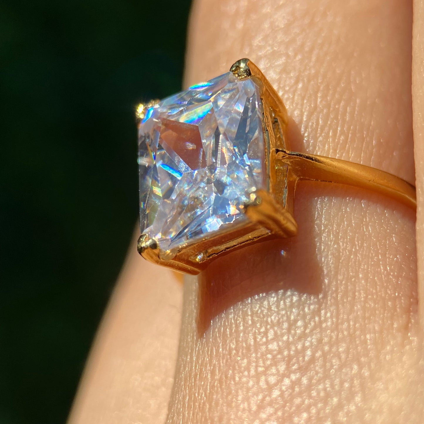 Anillo Christine en Oro amarillo 10k con circonias