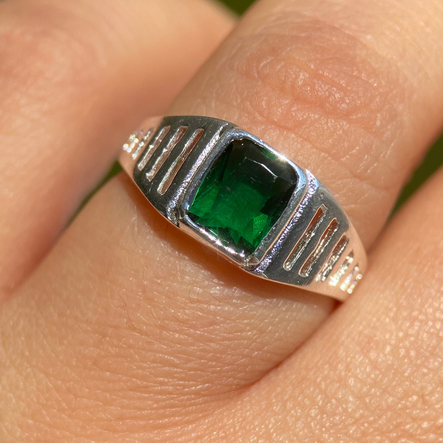 Anillo Caleb en plata con circonia verde
