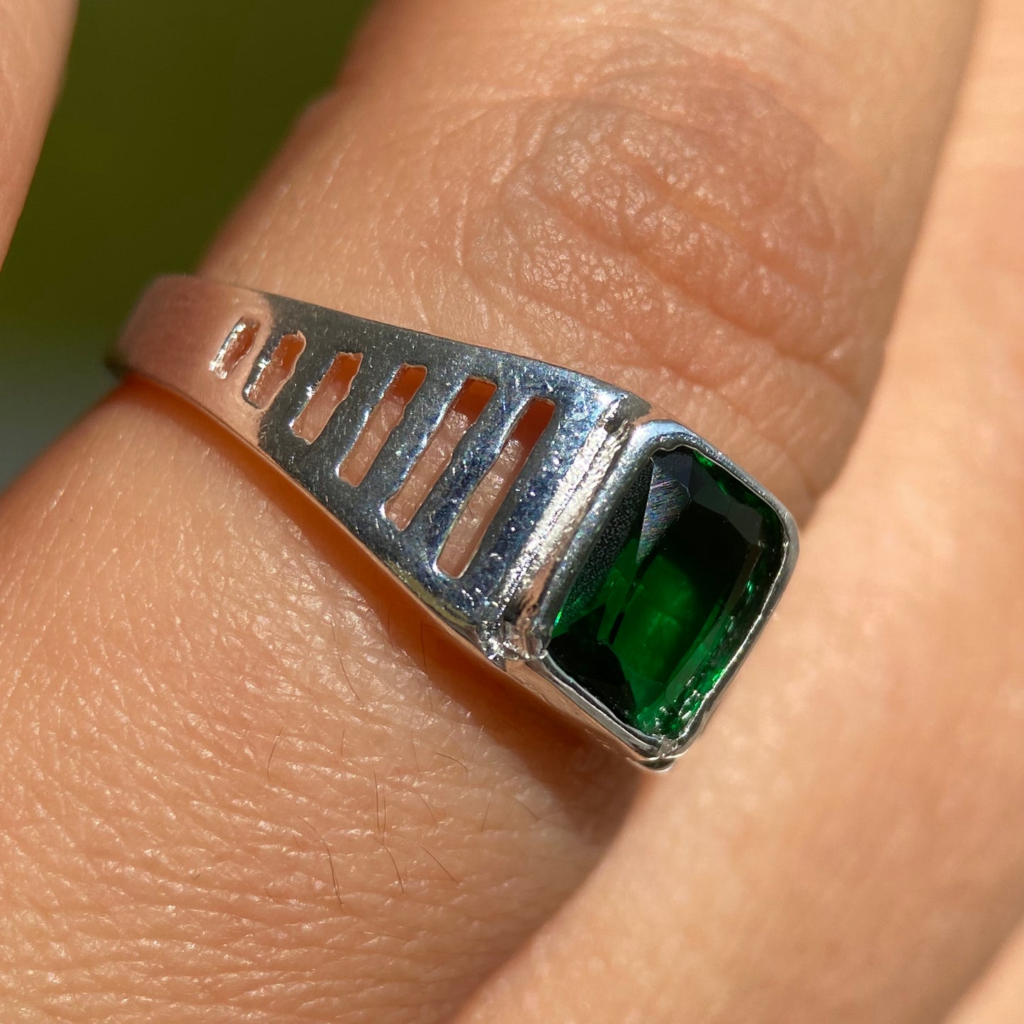 Anillo Caleb en plata con circonia verde
