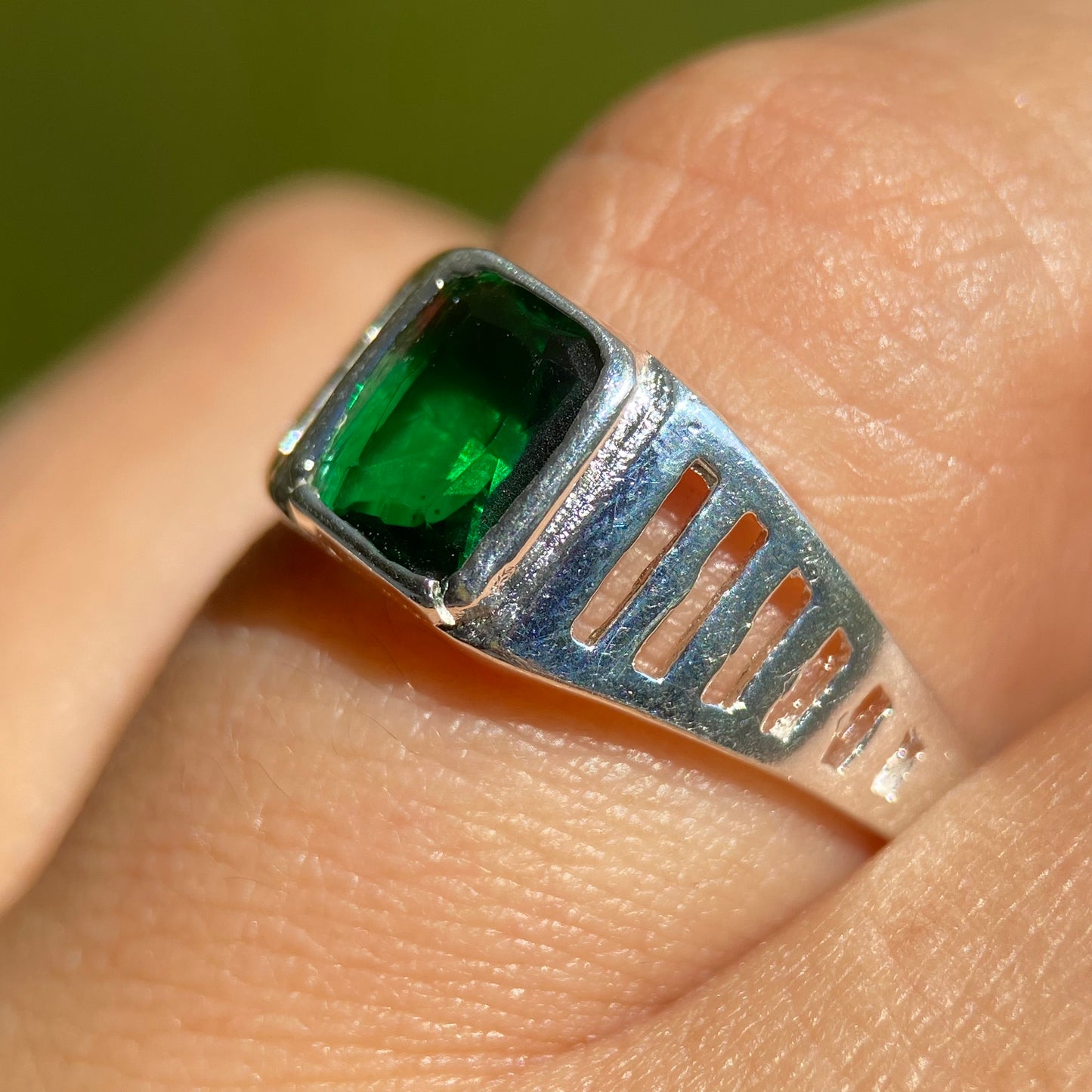 Anillo Caleb en plata con circonia verde
