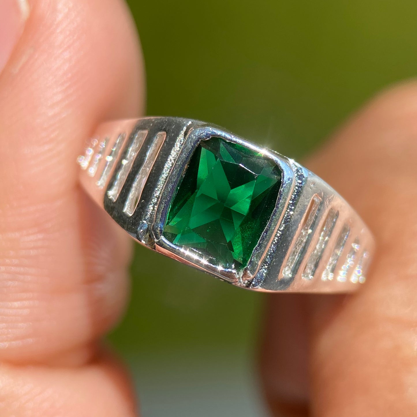 Anillo Caleb en plata con circonia verde