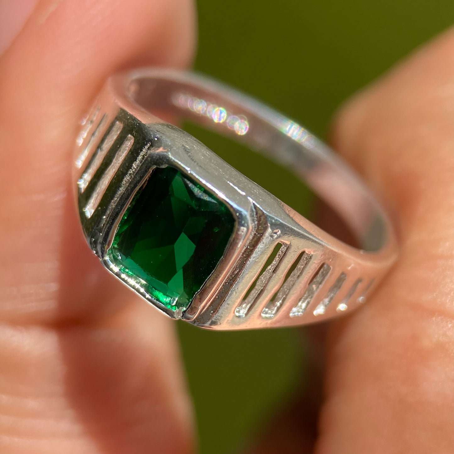 Anillo Caleb en plata con circonia verde