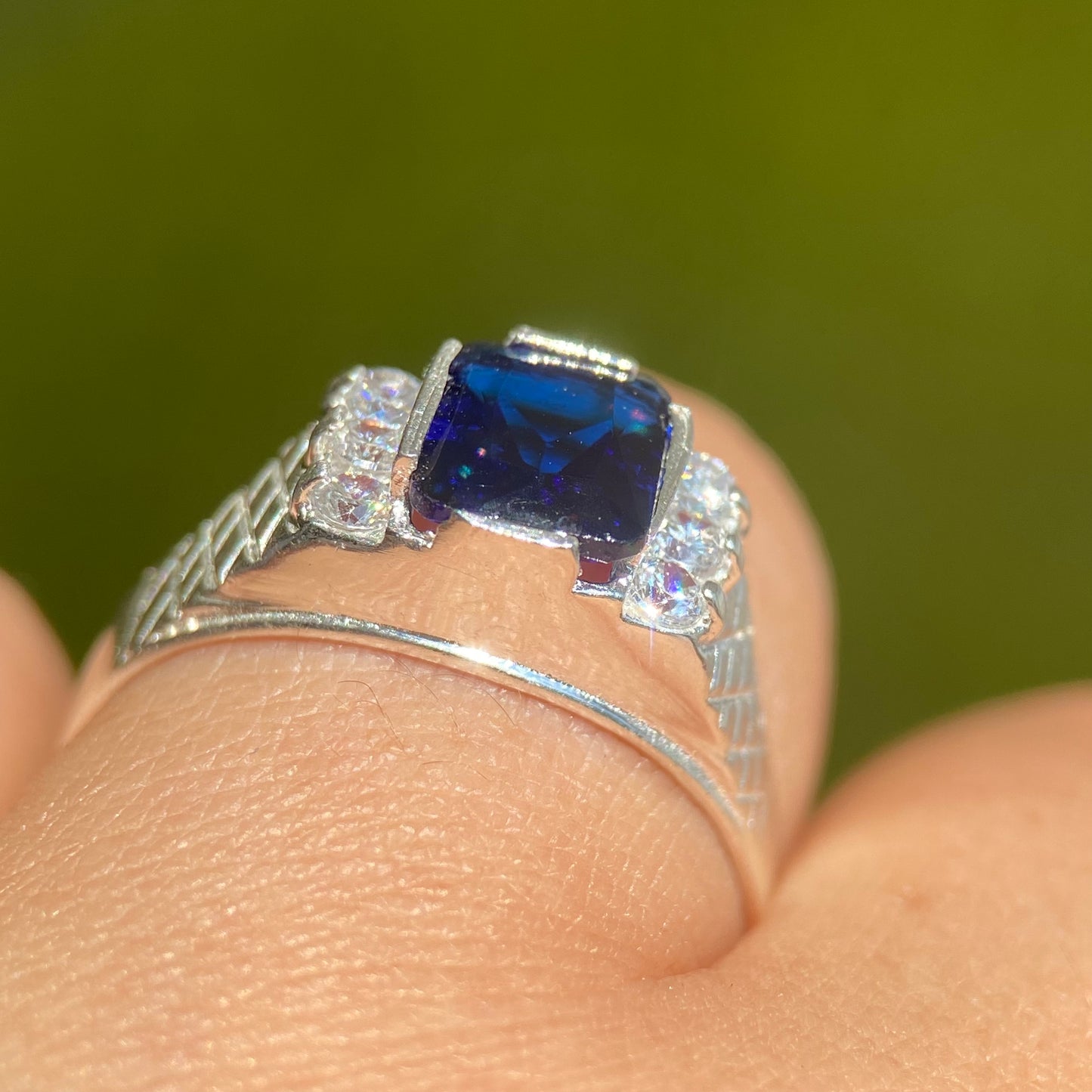 Anillo Gabriel en plata con circonia azul