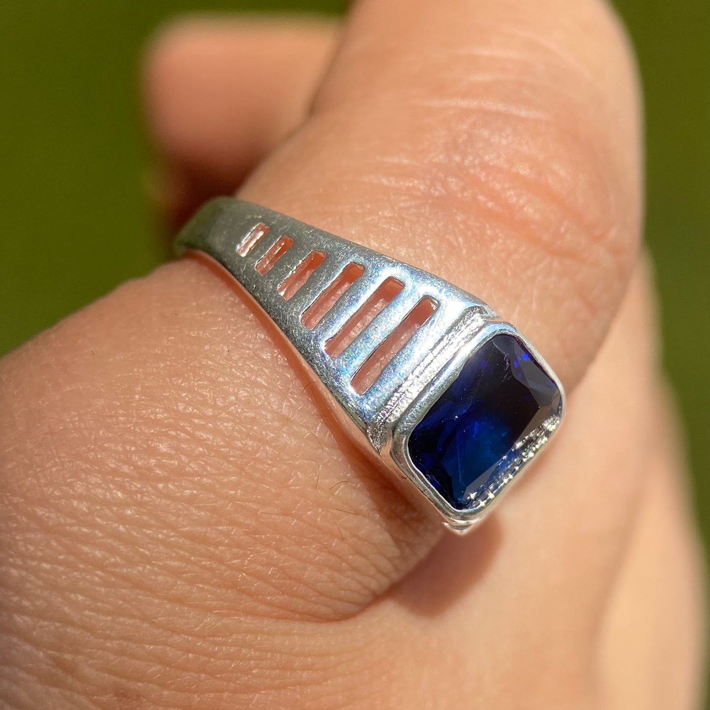 Anillo Marco en plata con circonia azul