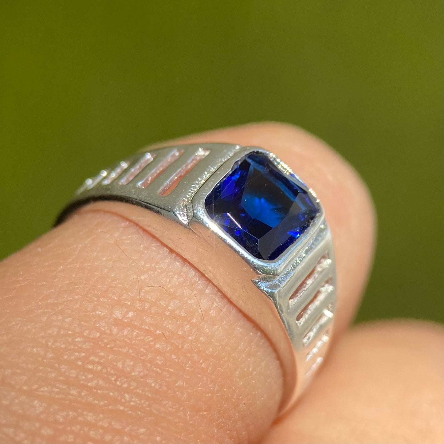 Anillo Marco en plata con circonia azul