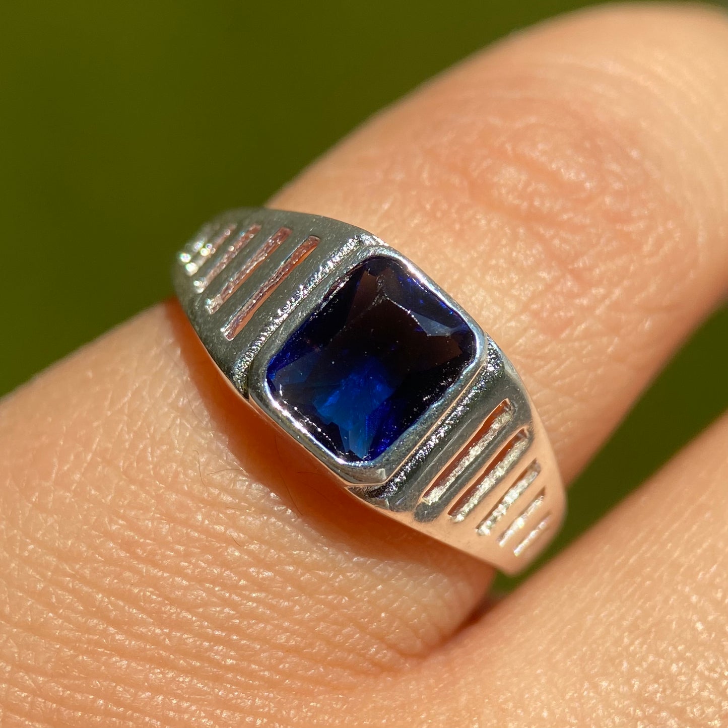 Anillo Marco en plata con circonia azul