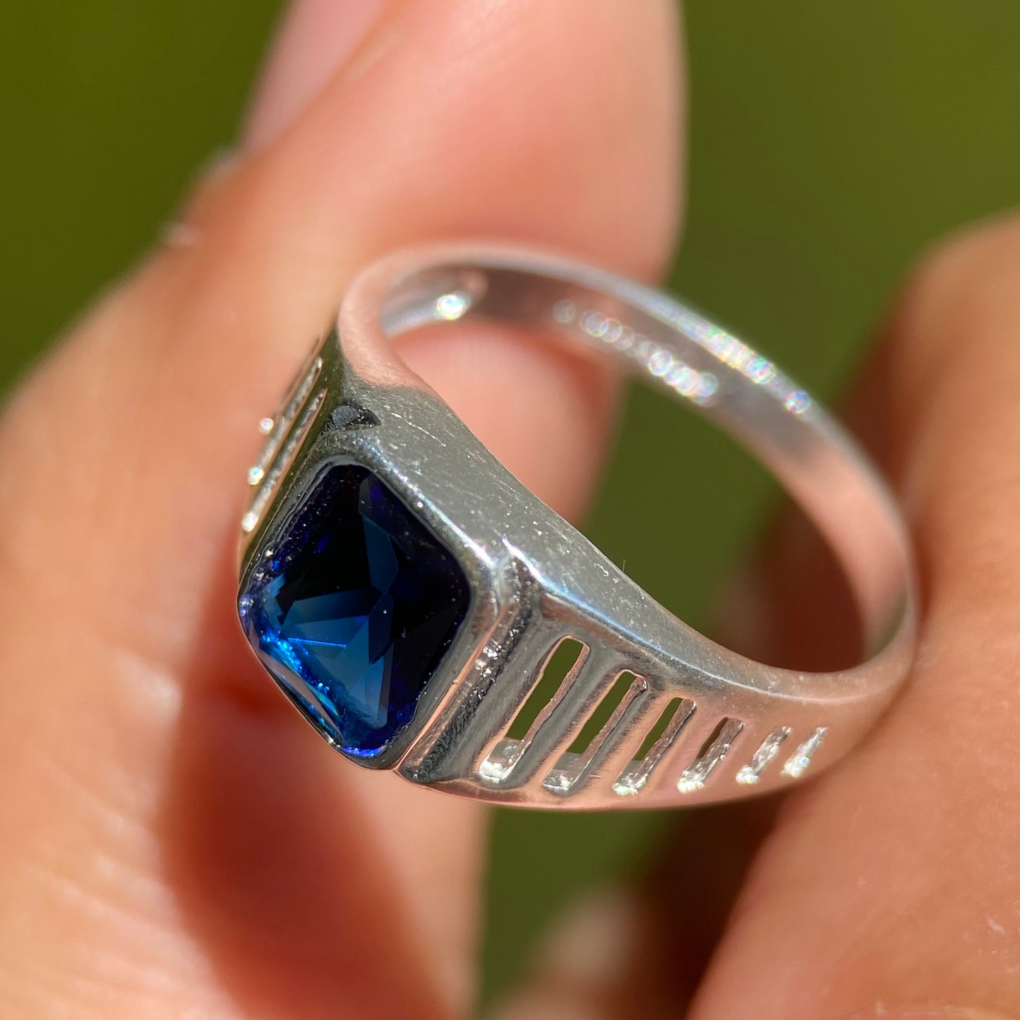 Anillo Marco en plata con circonia azul
