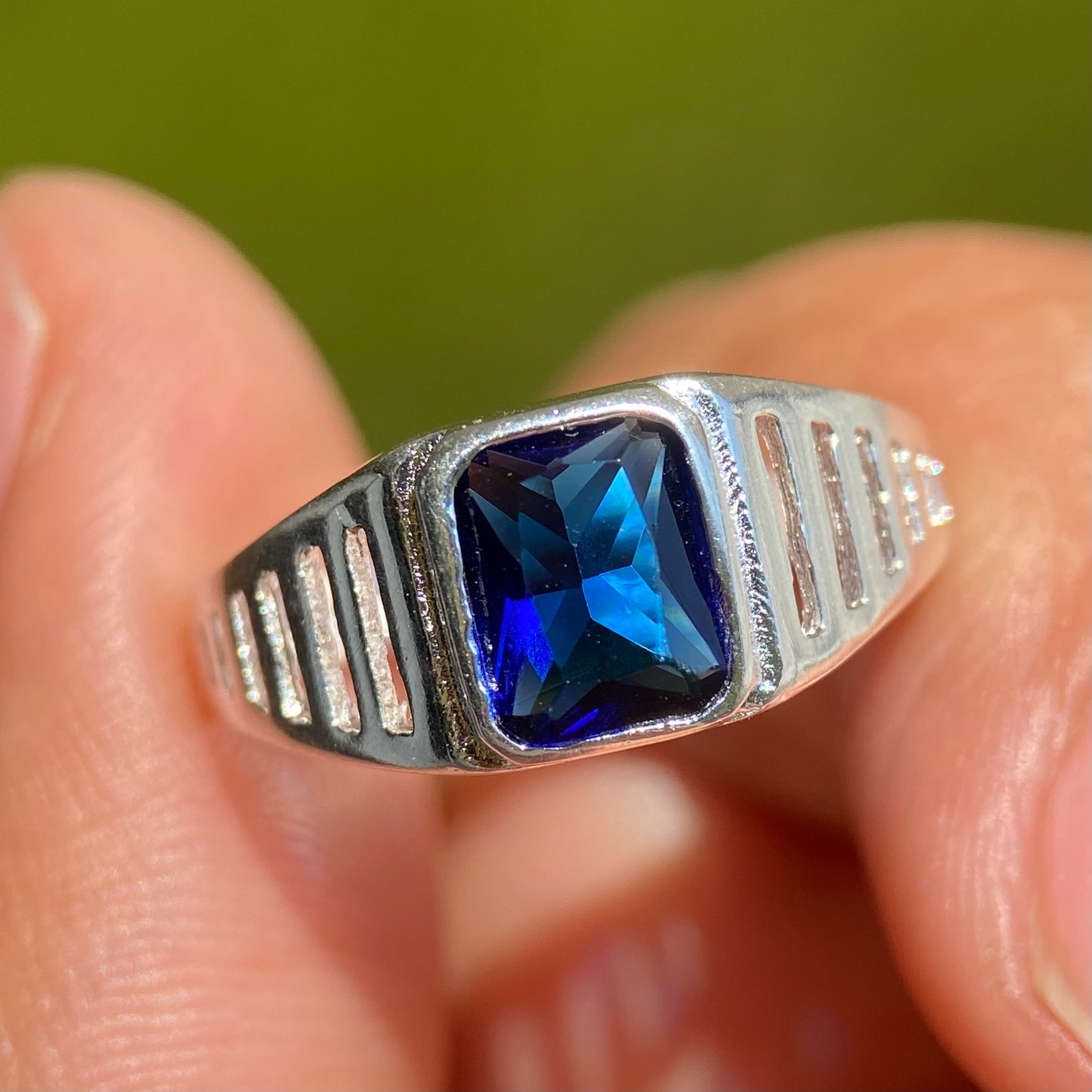 Anillo Marco en plata con circonia azul