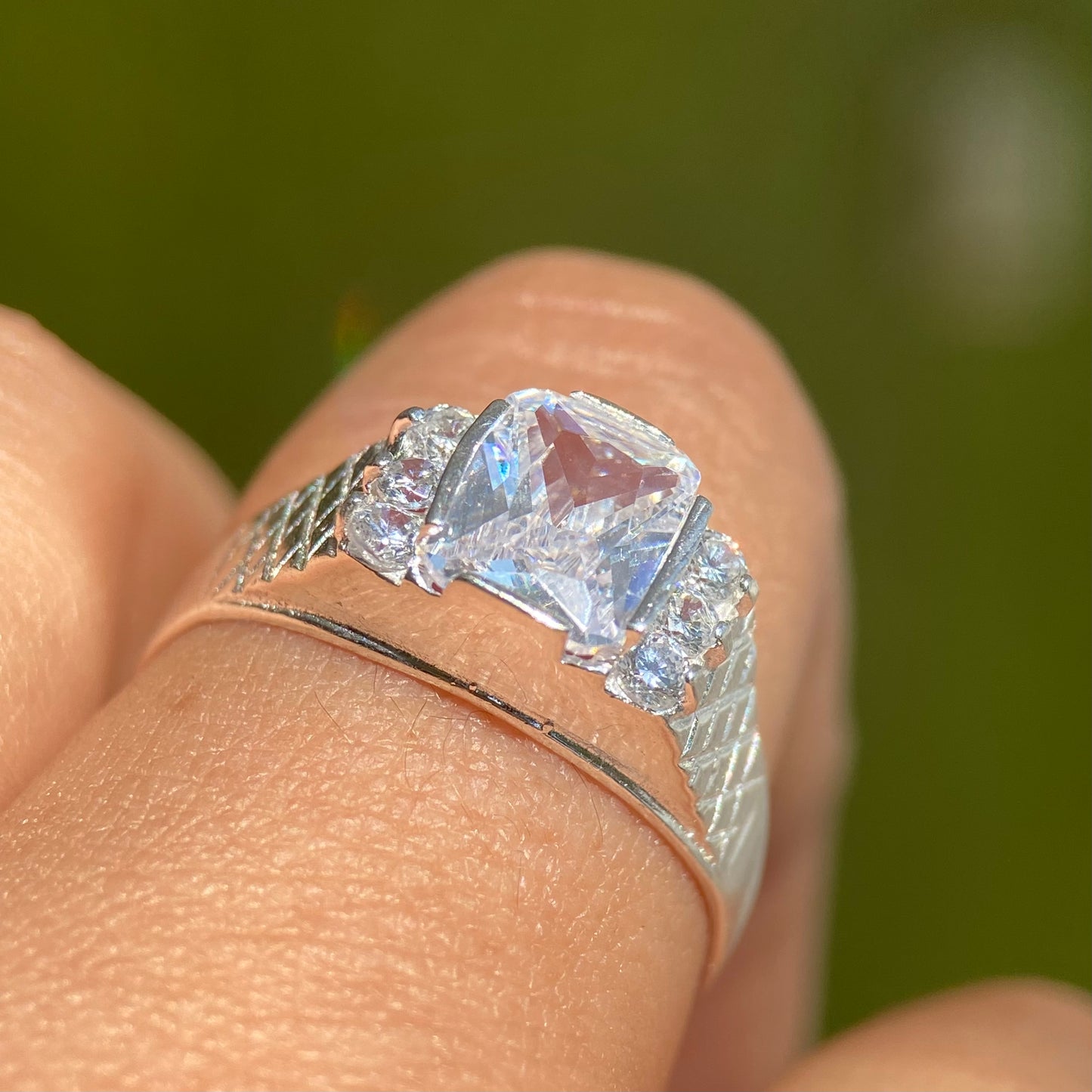 Anillo Karim en plata con circonias blancas
