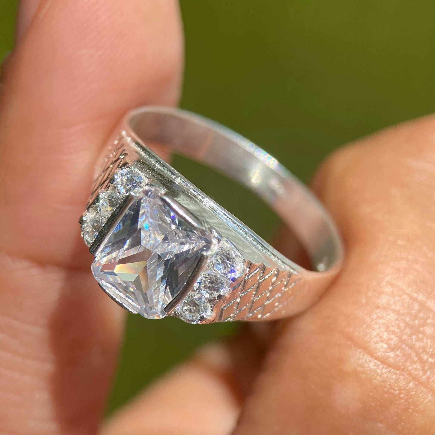 Anillo Karim en plata con circonias blancas