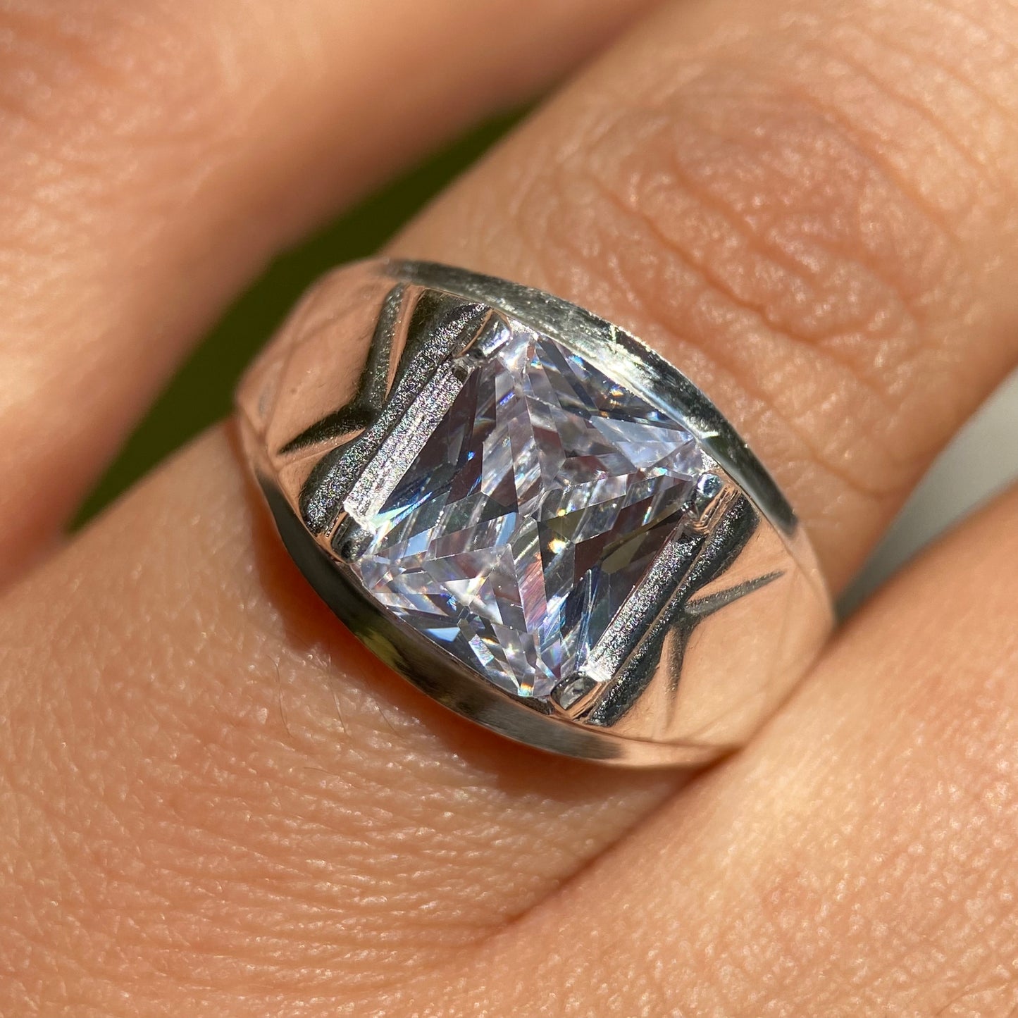Anillo Ian en plata con circonia blanca