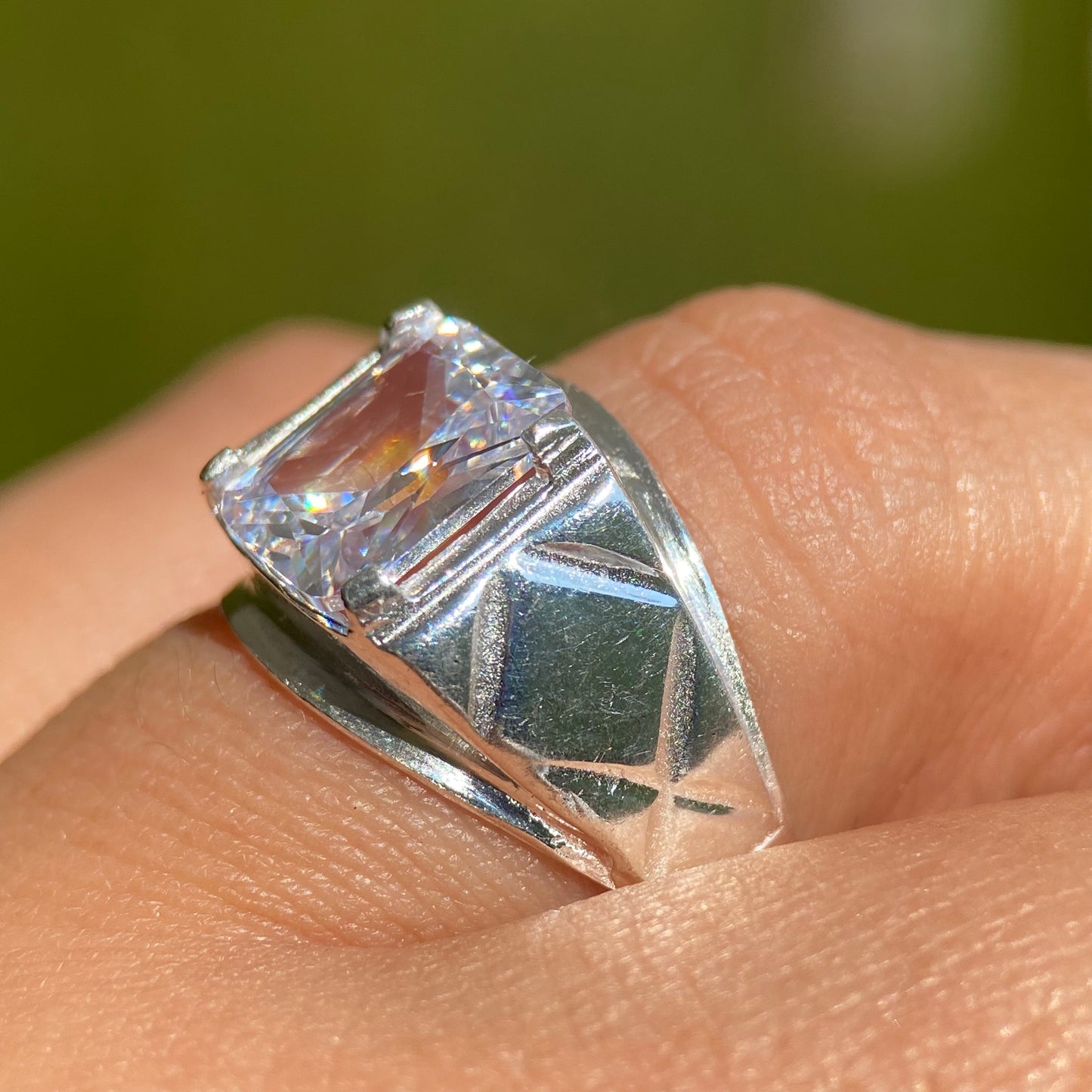 Anillo Ian en plata con circonia blanca