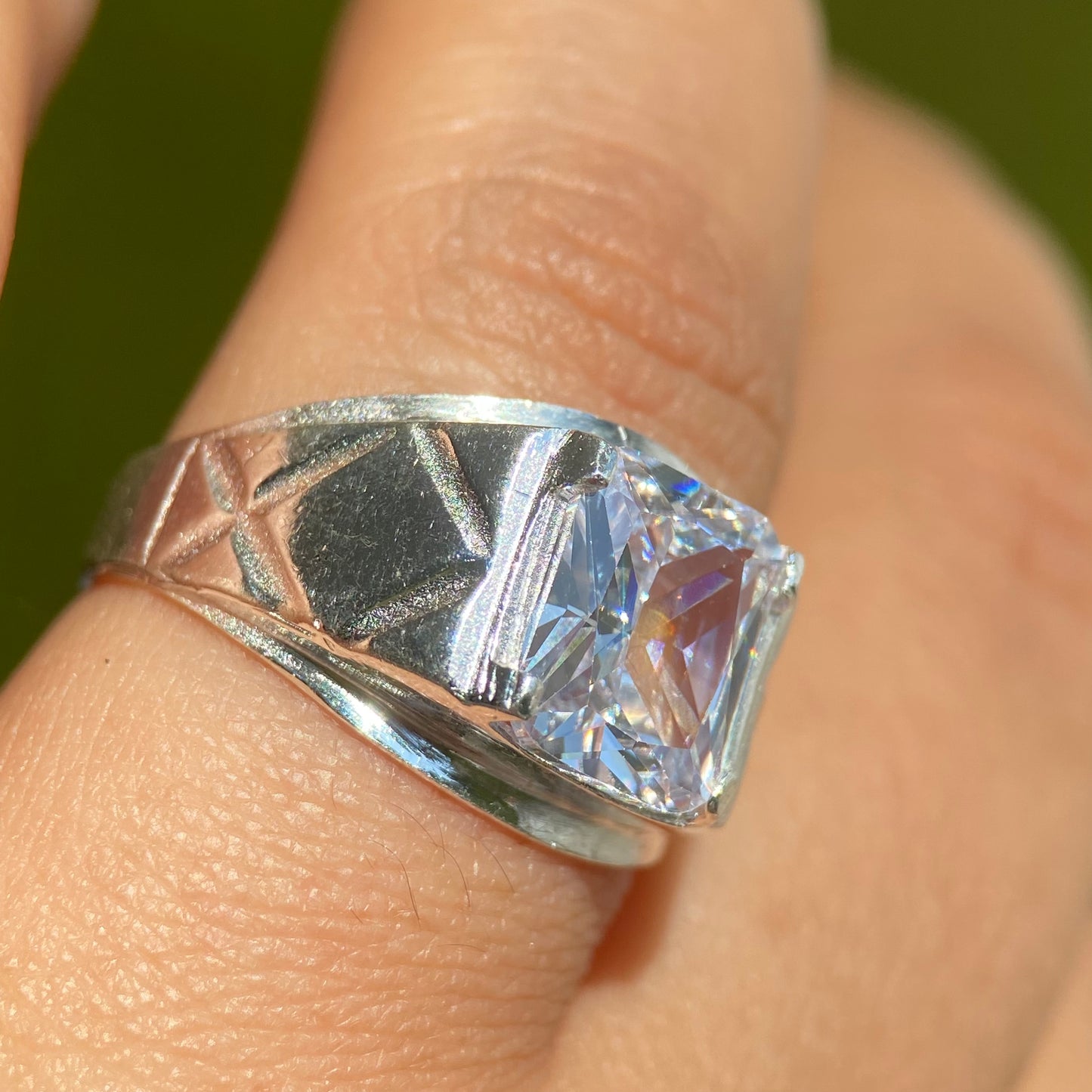 Anillo Ian en plata con circonia blanca