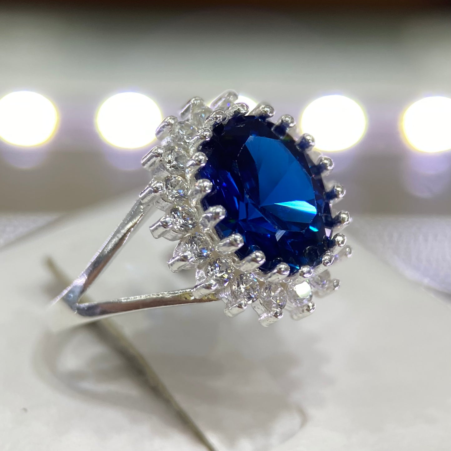 Anillo Renata en Plata con Circonia Azul (Lady Di)