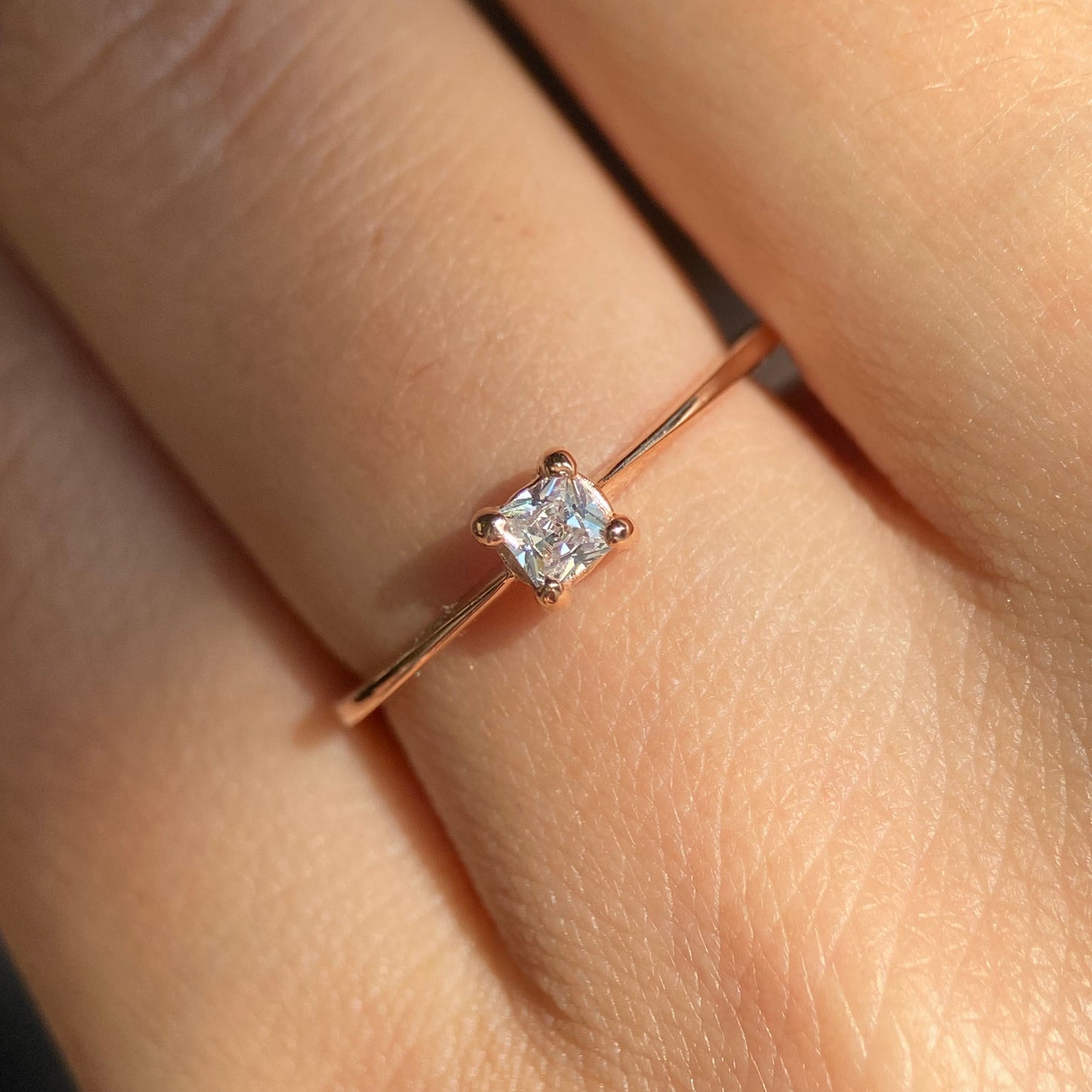 Anillo Darian en oro rosa 14k con circonia