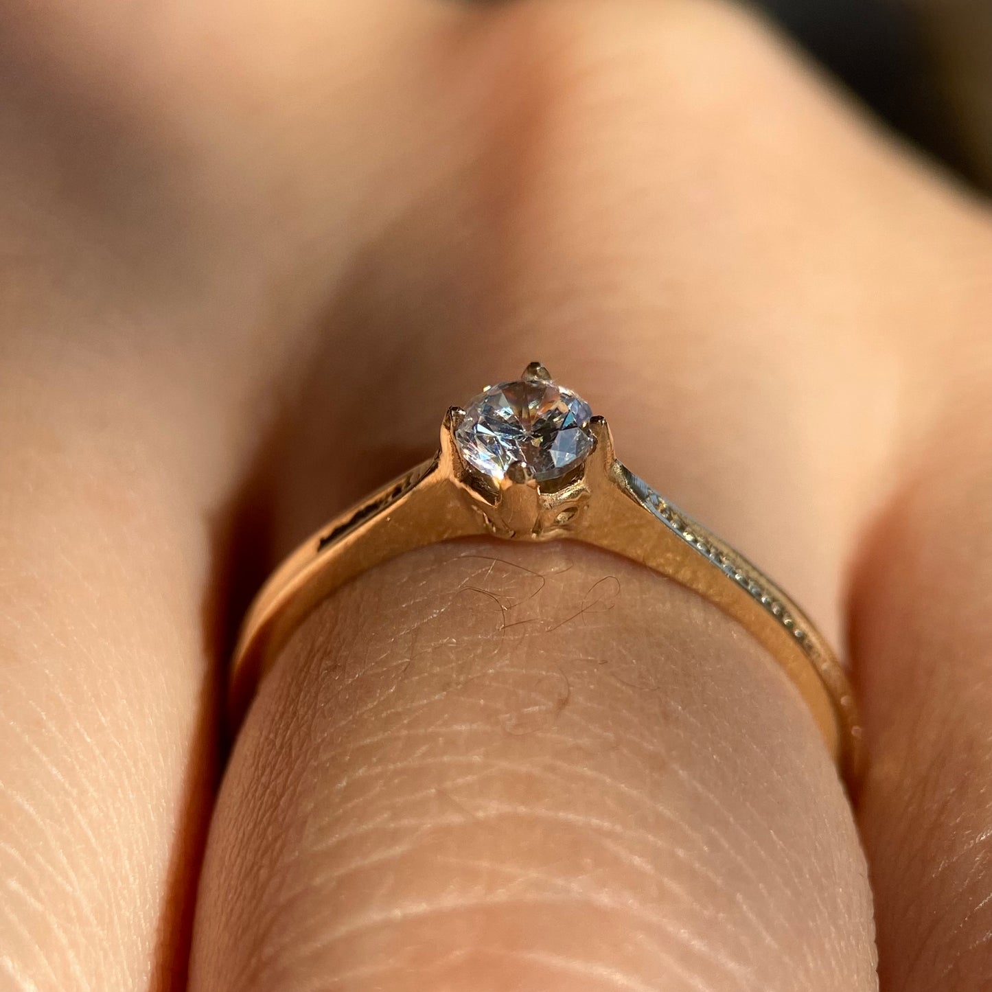 Anillo Lahia en oro .15 ct