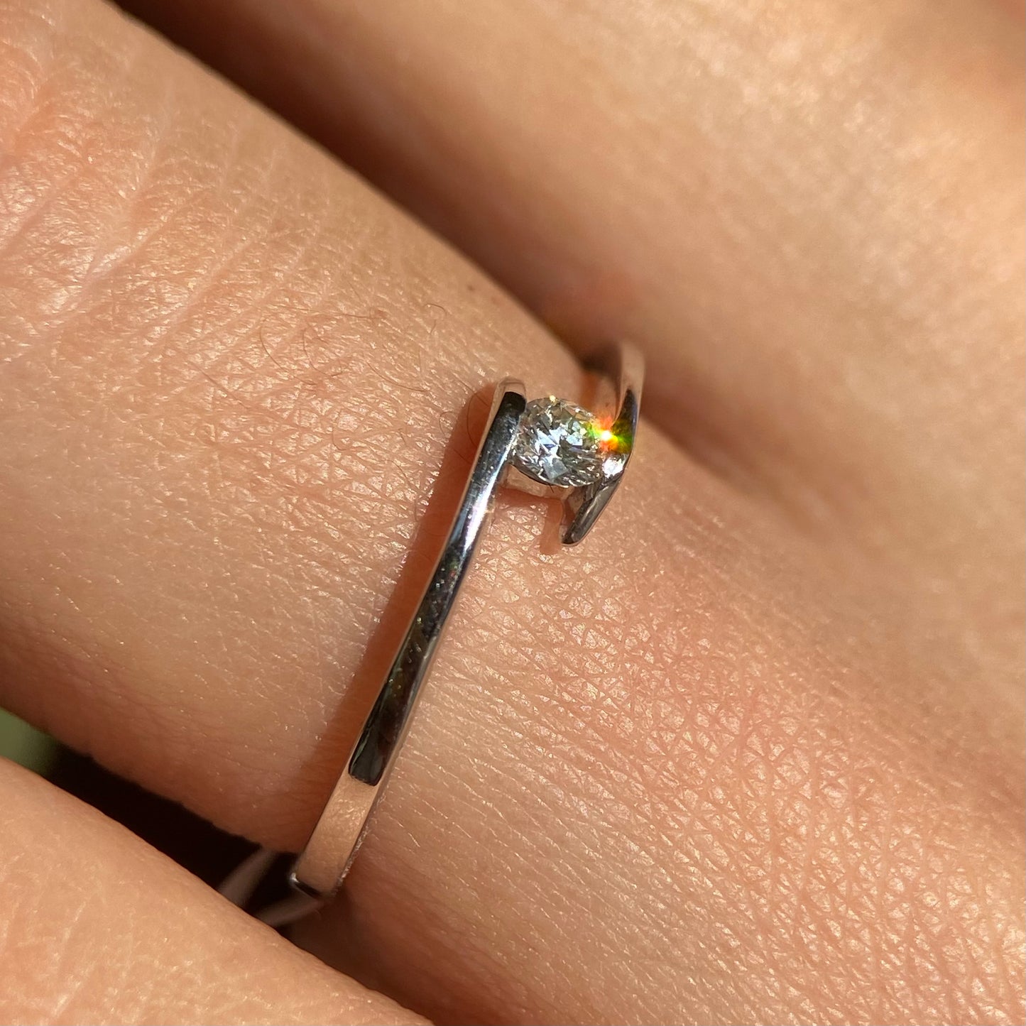Anillo en oro blanco 14k con diamante natural .10cts Mod: OF1567