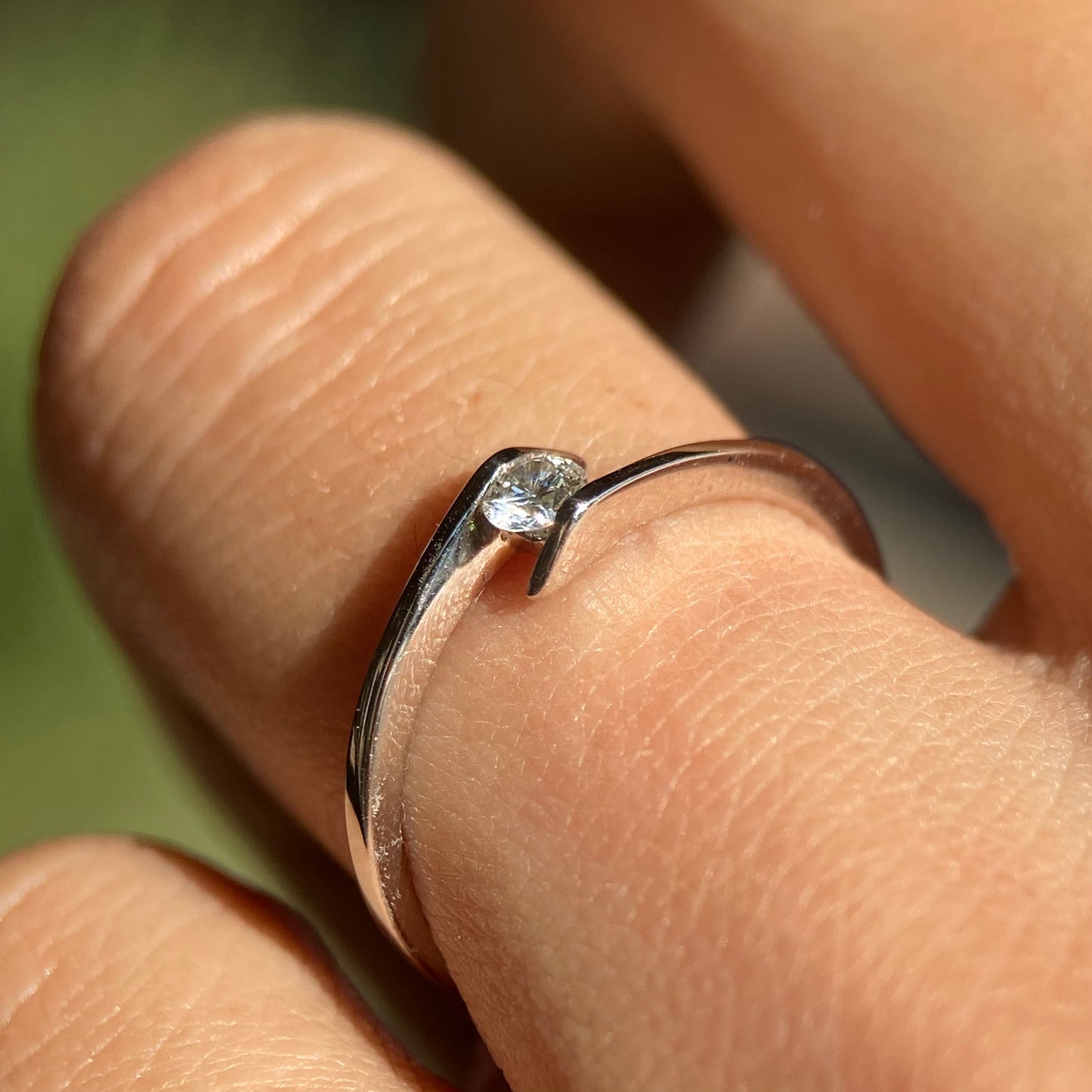 Anillo en oro blanco 14k con diamante natural .10cts Mod: OF1567