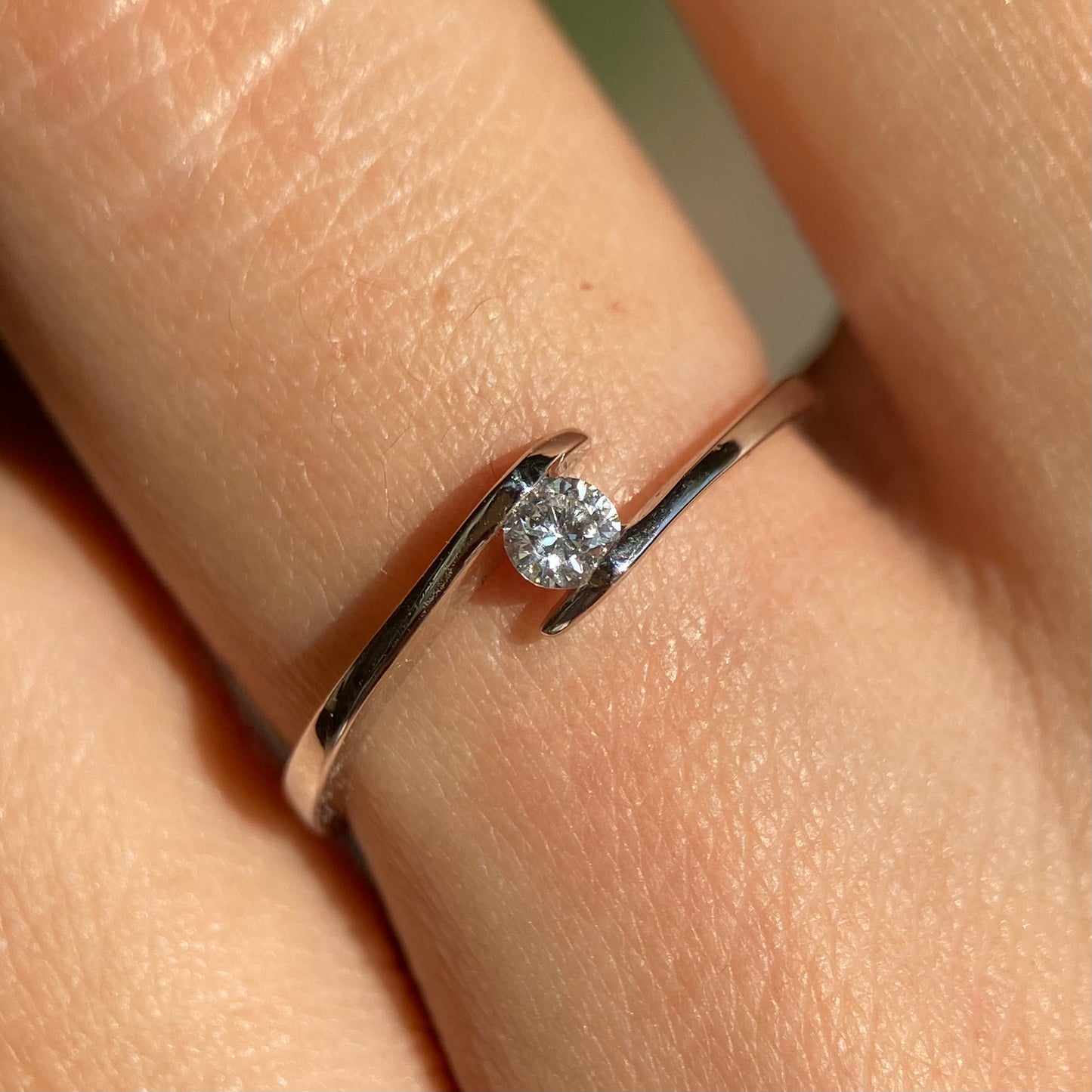 Anillo en oro blanco 14k con diamante natural .10cts Mod: OF1567