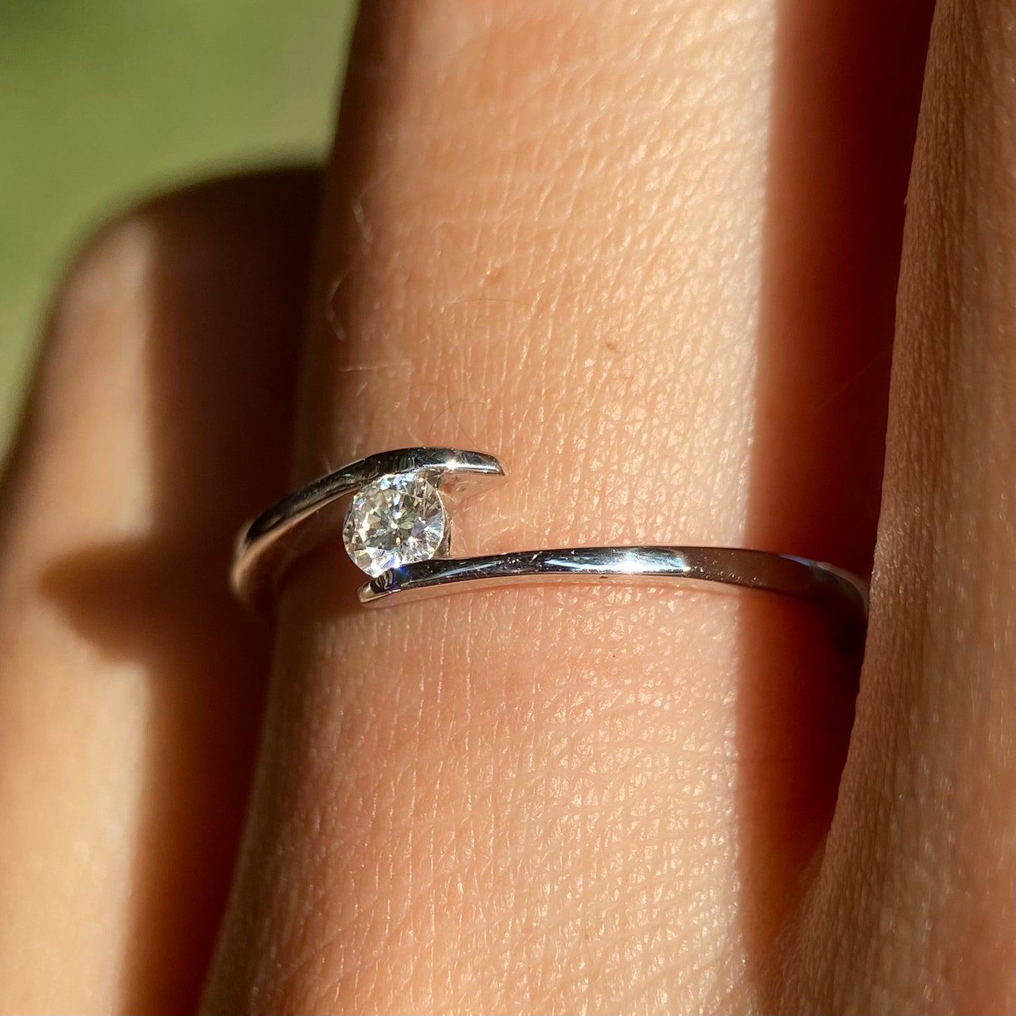 Anillo en oro blanco 14k con diamante natural .10cts Mod: OF1567