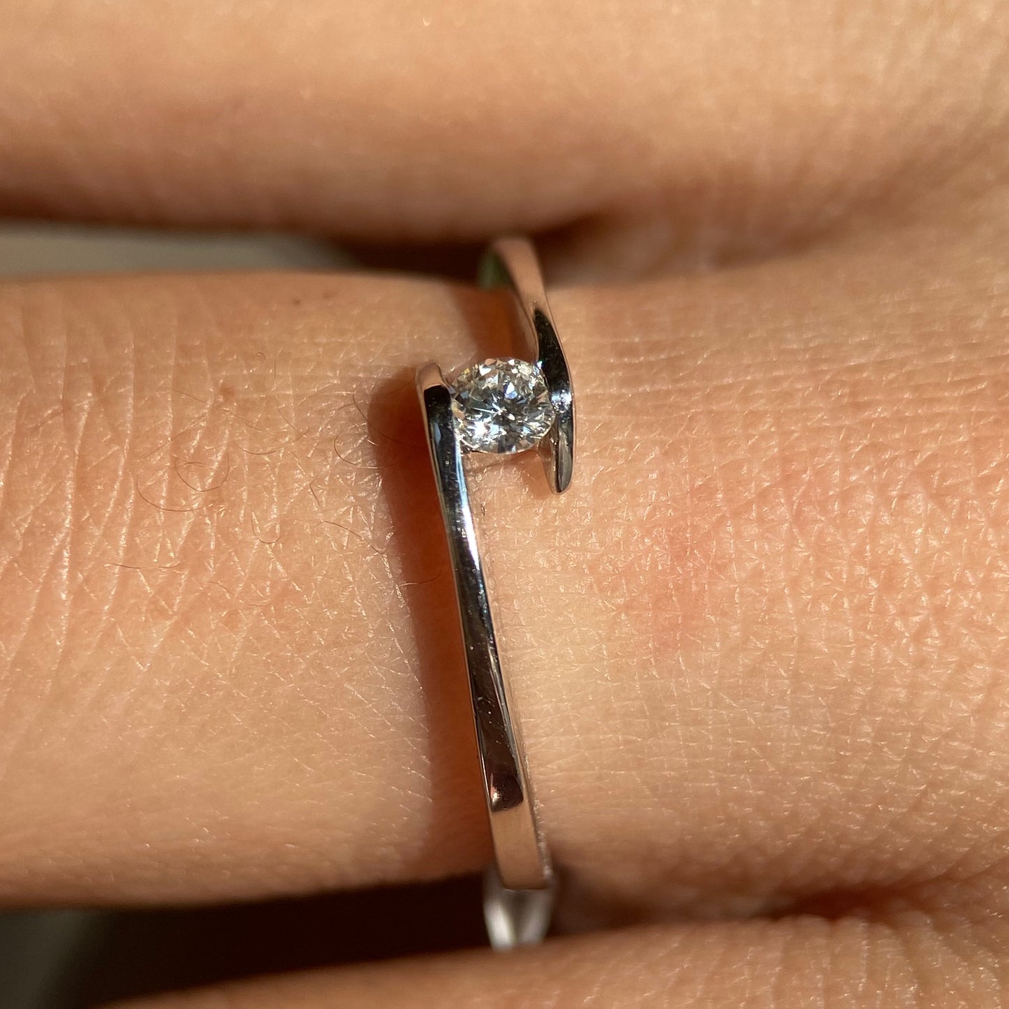 Anillo en oro blanco 14k con diamante natural .10cts Mod: OF1567