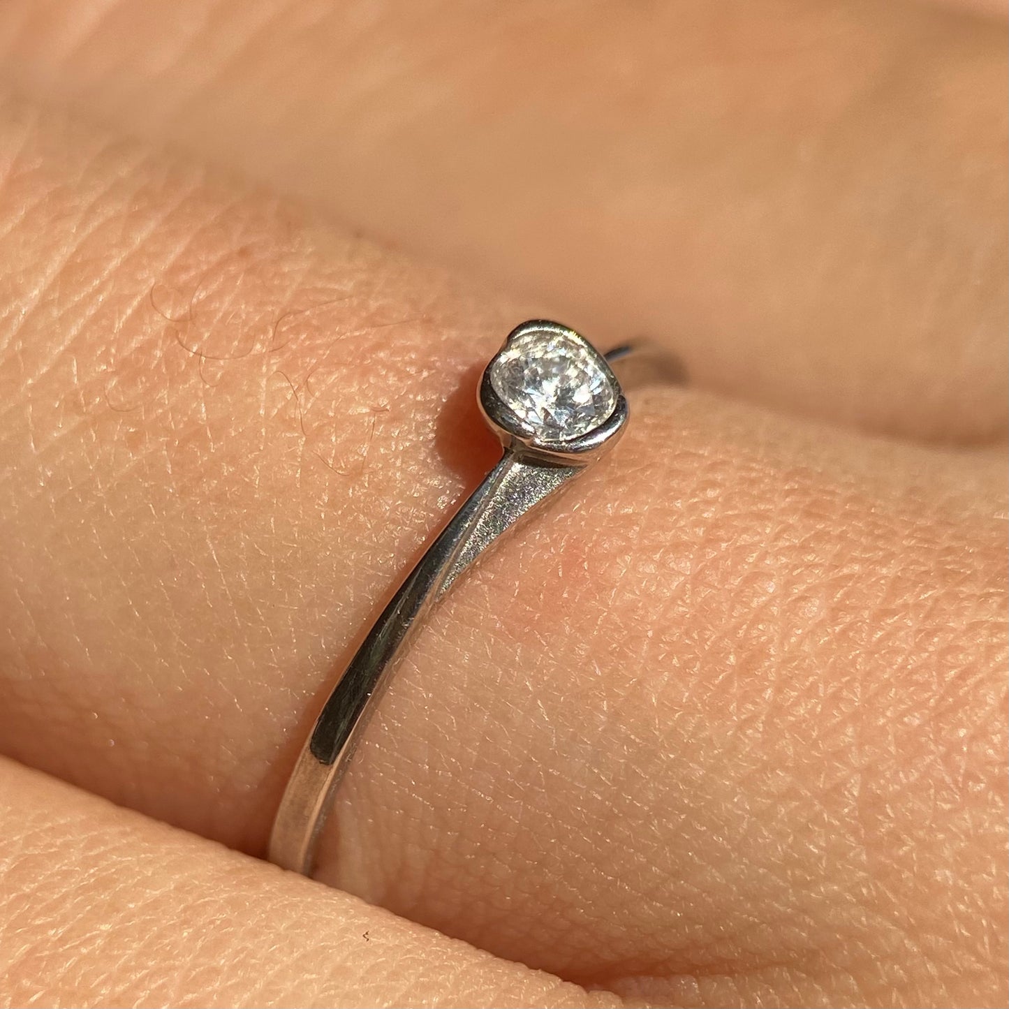 Anillo en oro blanco 14k con diamante natural .14cts Mod: OF1243