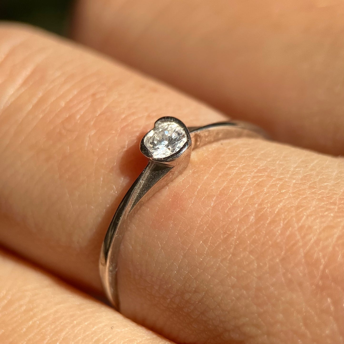 Anillo en oro blanco 14k con diamante natural .14cts Mod: OF1243