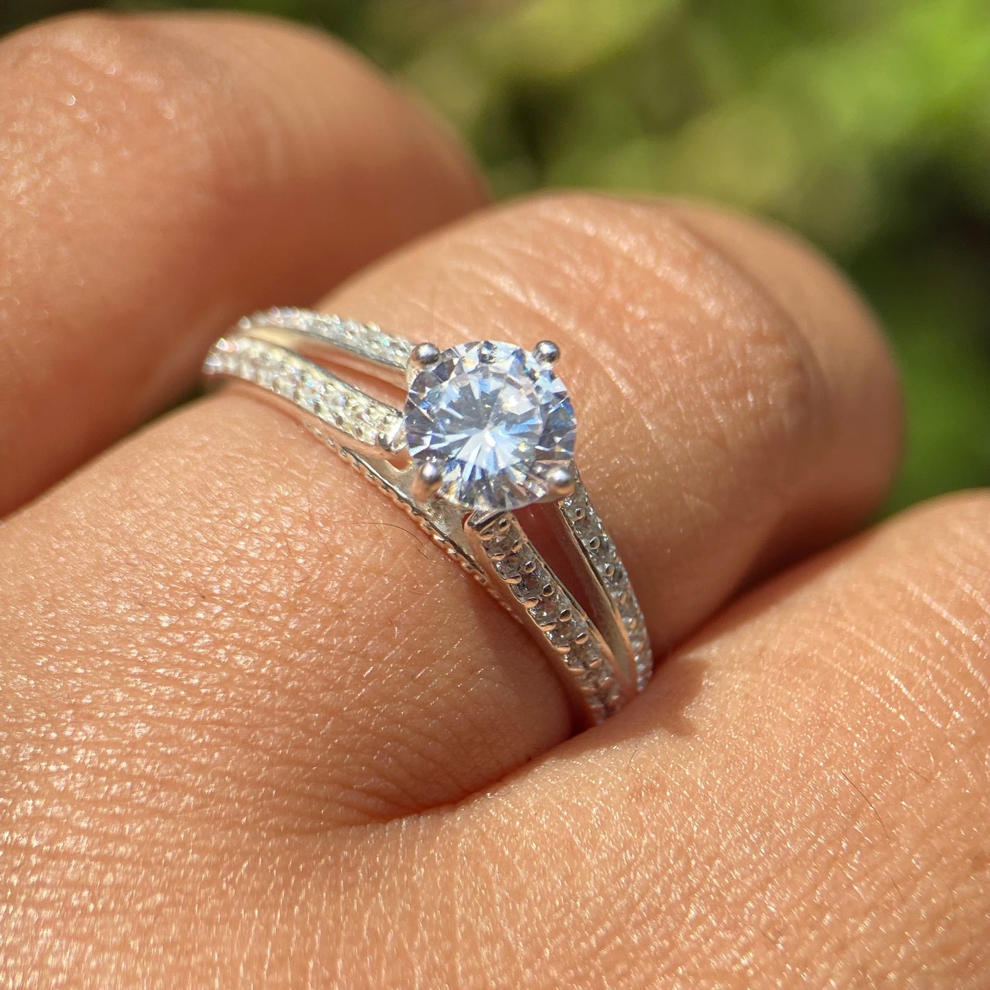 Anillo Lewis en Oro blanco 14k con circonias