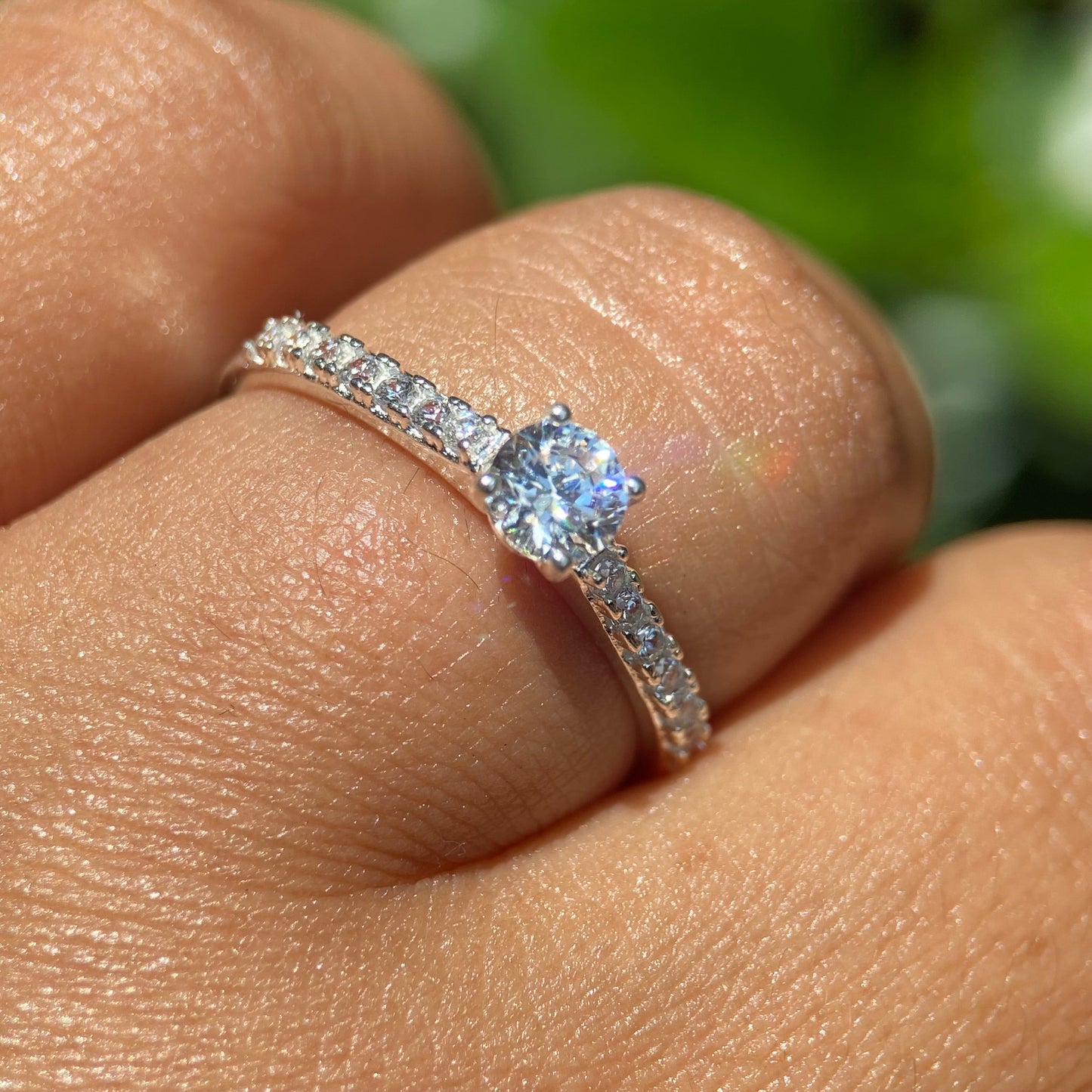 Anillo London en Oro blanco 18k con circonias