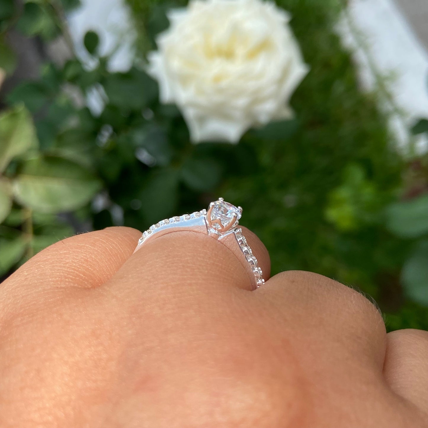 Anillo London en Oro blanco 18k con circonias