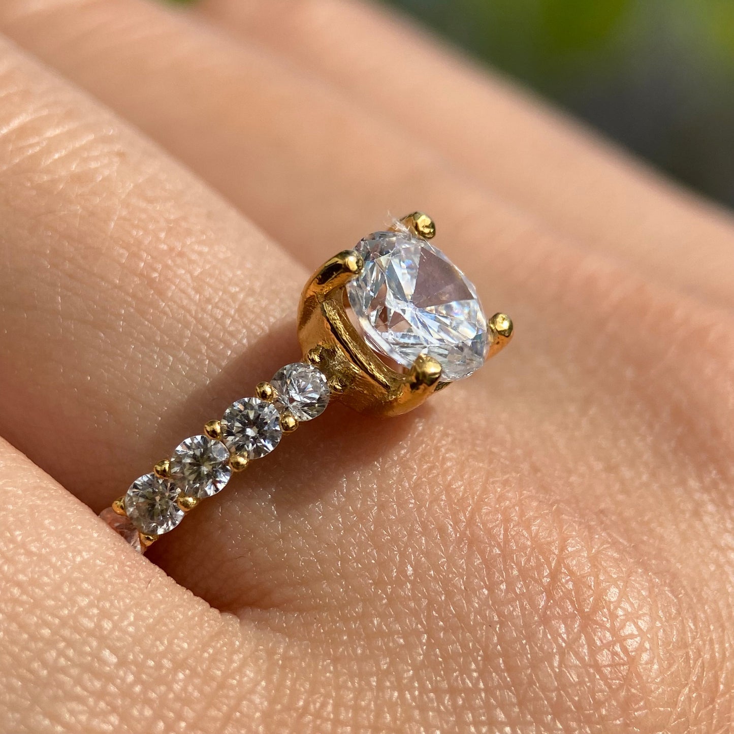 Anillo Cassie en Oro Amarillo 14k con circonias