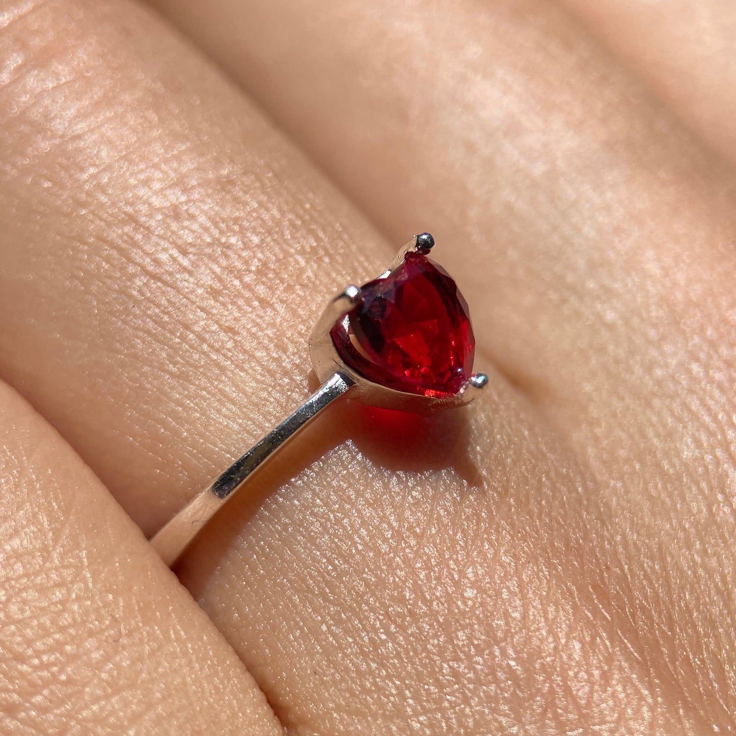 Anillo Zara en Oro Blanco 14k con Circonia Roja