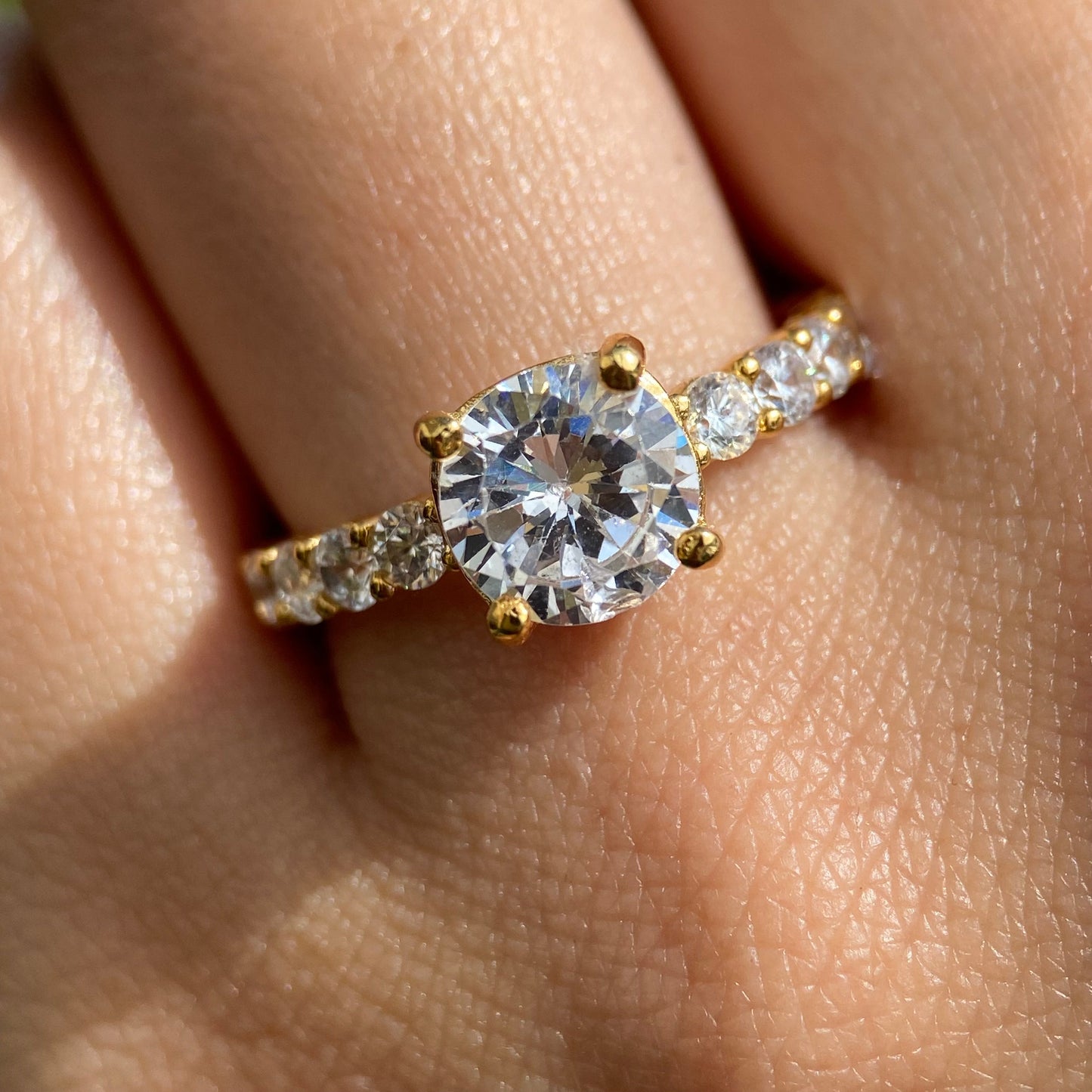 Anillo Cassie en Oro Amarillo 14k con circonias