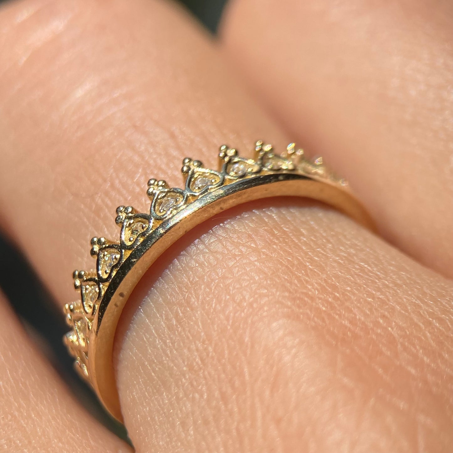 Anillo de Corona en Oro Amarillo de 10k con Circonias Cod: MAN100