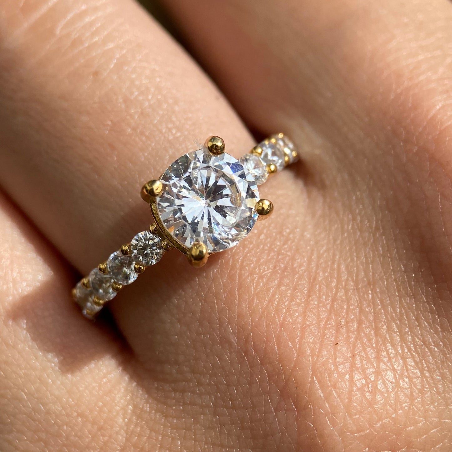 Anillo Cassie en Oro Amarillo 14k con circonias
