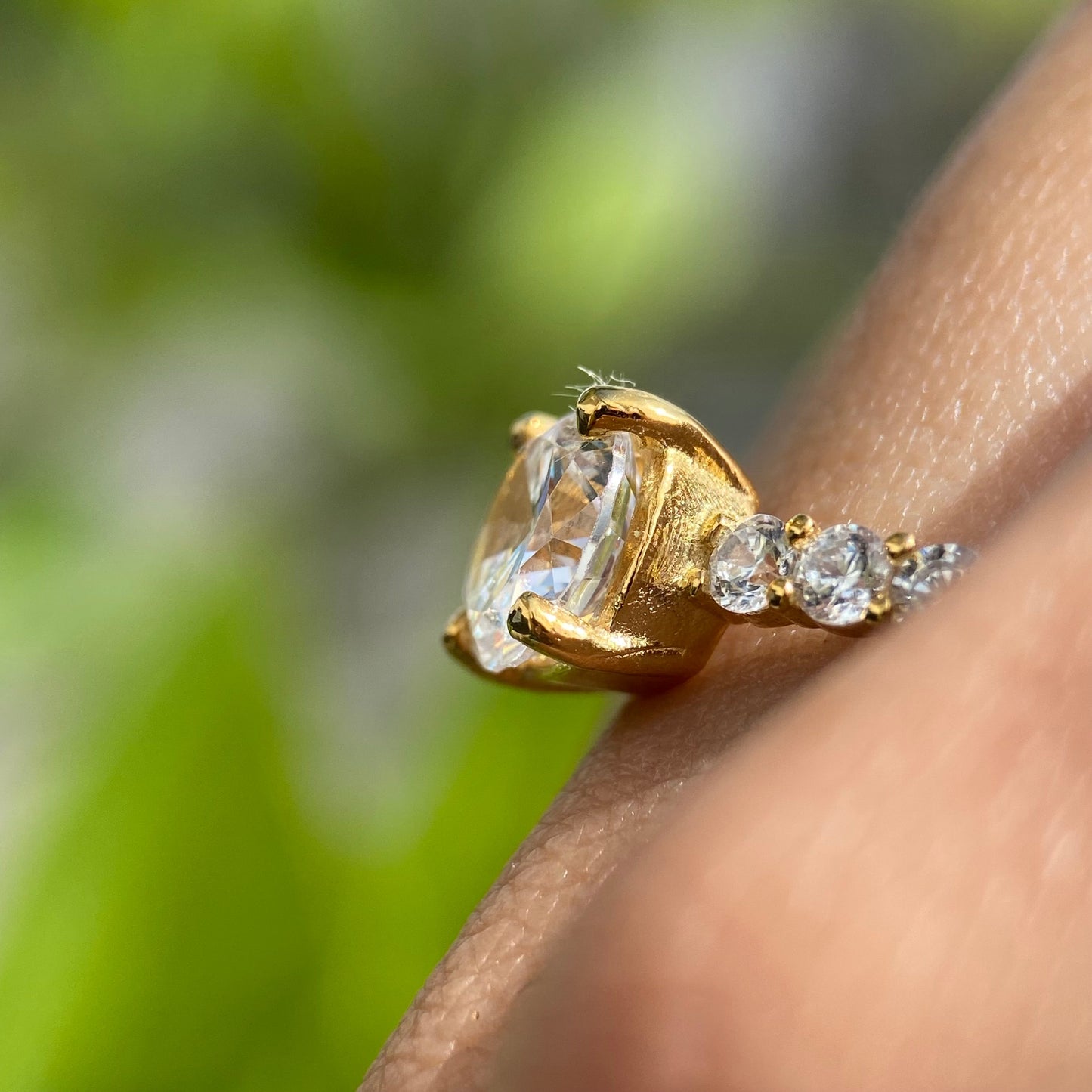 Anillo Cassie en Oro Amarillo 14k con circonias