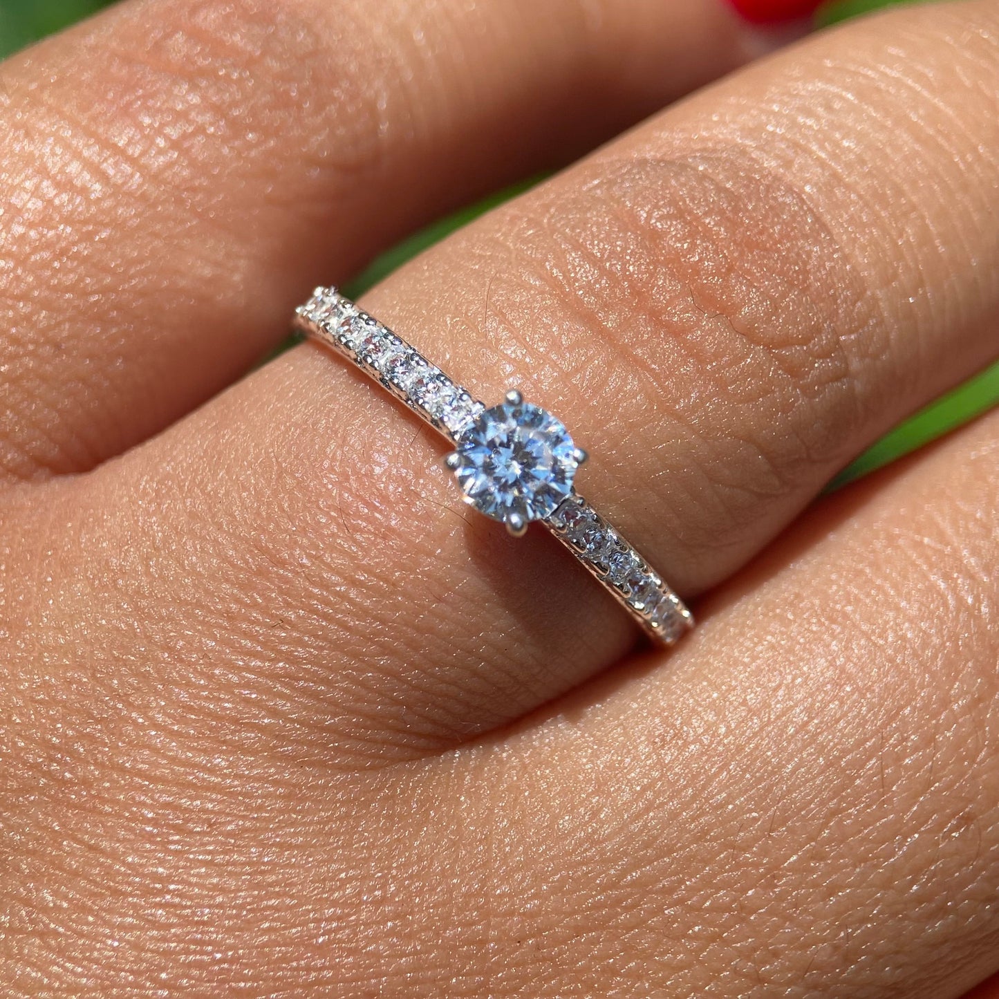 Anillo London en Oro blanco 18k con circonias