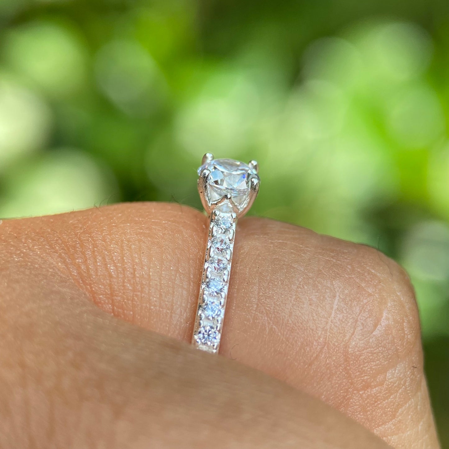 Anillo London en Oro blanco 18k con circonias