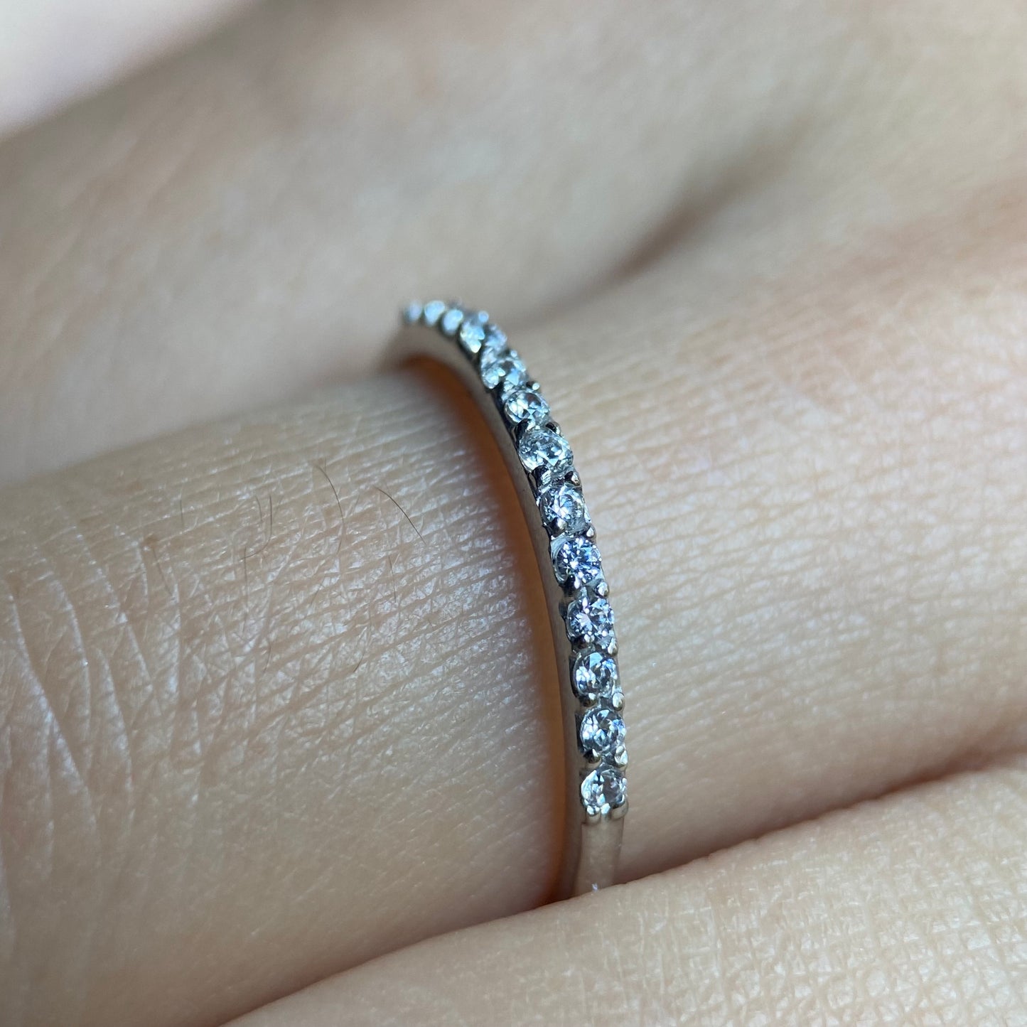 Anillo en Oro Blanco de 14k con Circonias Cod: MAN011