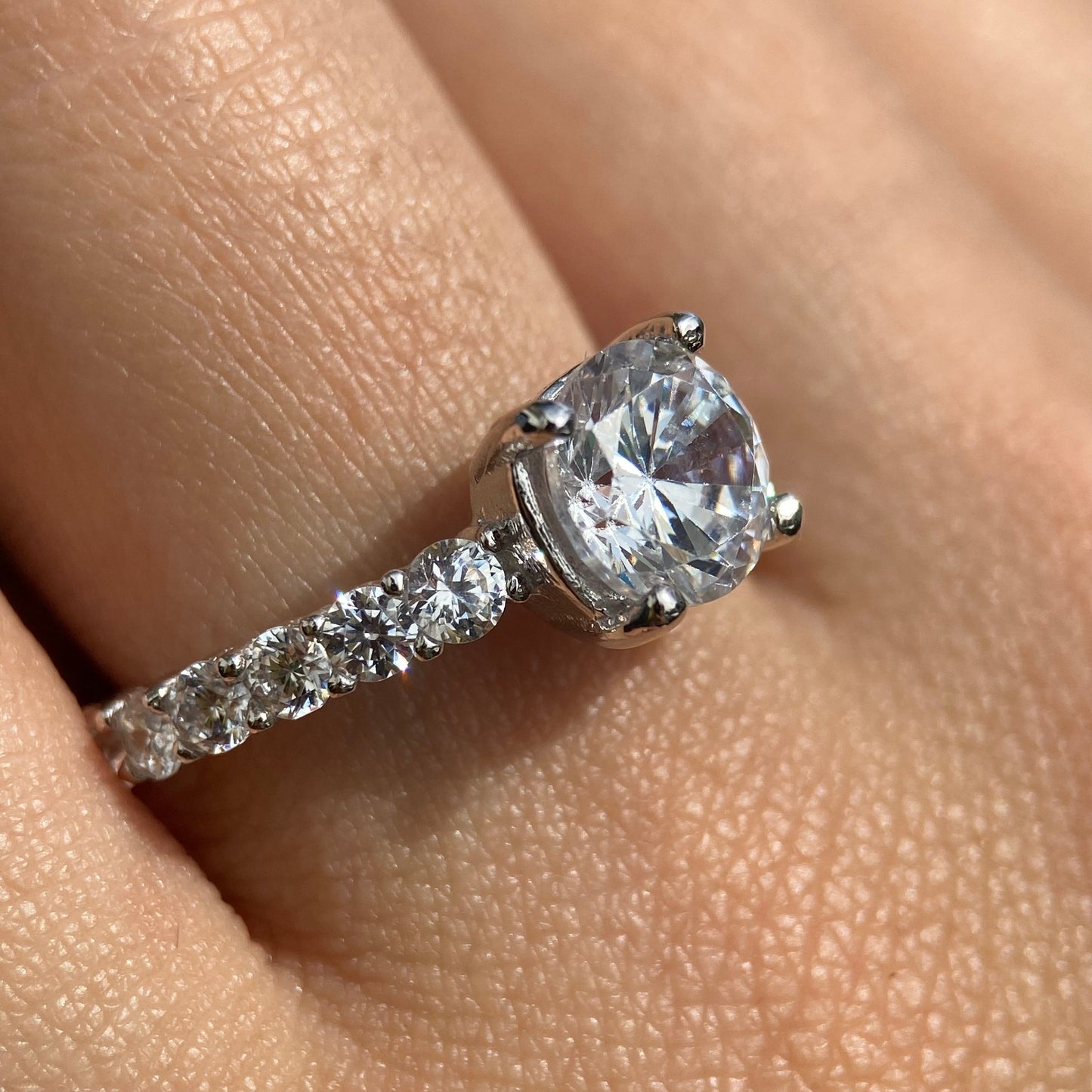 Anillo Cassie en Oro Blanco 14k con circonias