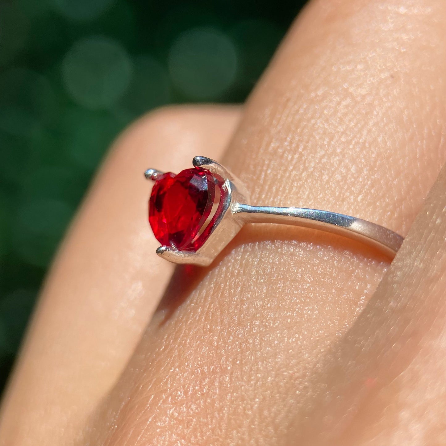 Anillo Zara en Oro Blanco 14k con Circonia Roja