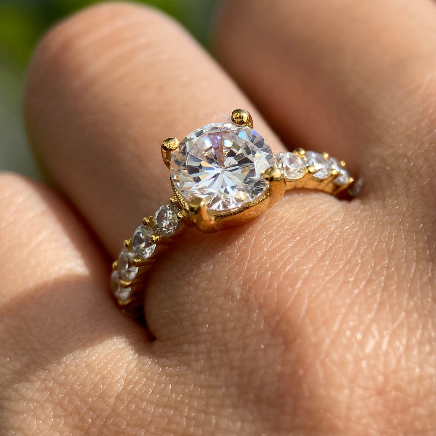 Anillo Cassie en Oro Amarillo 14k con circonias