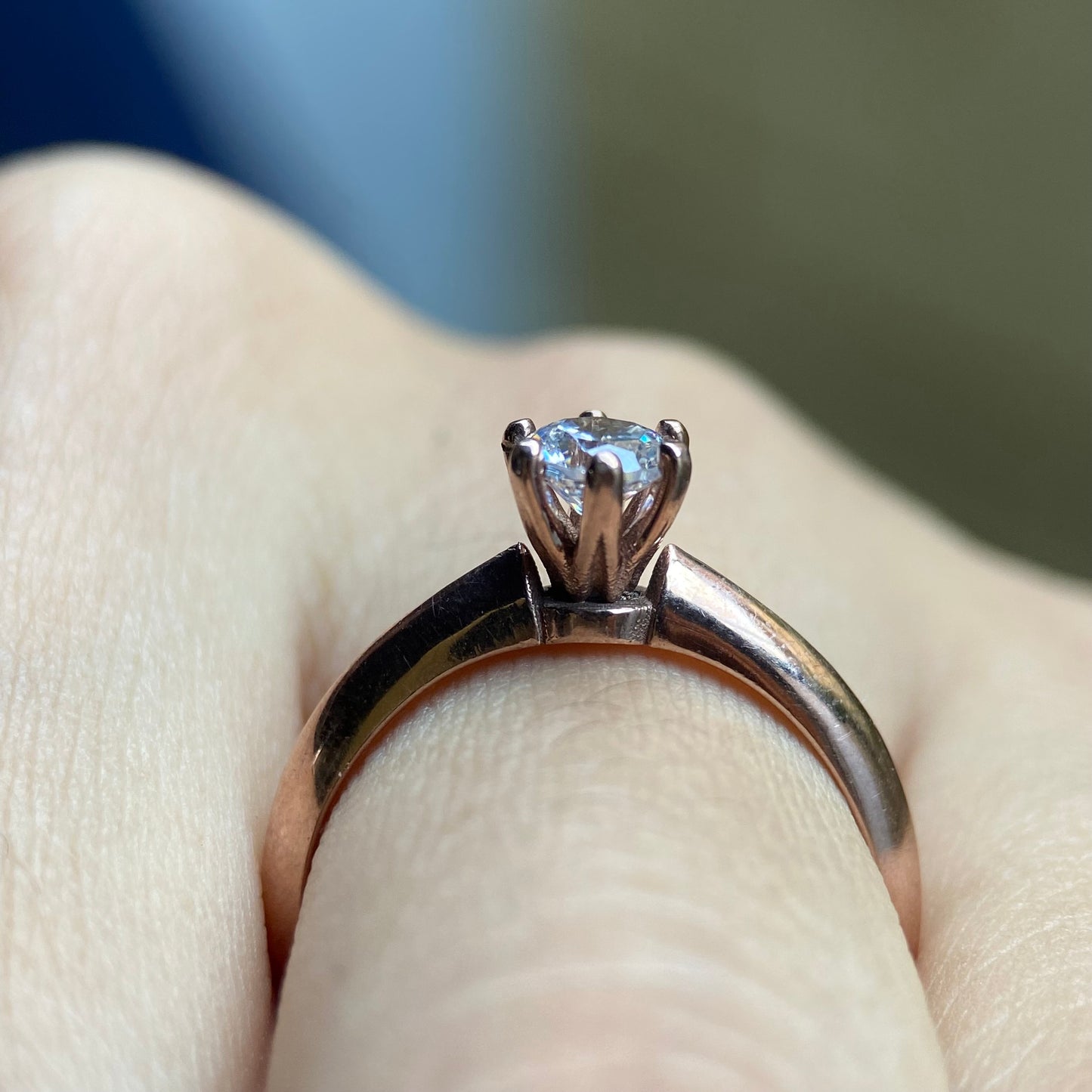 Anillo en Oro Rosa de 10k con Circonias Cod: MAN022