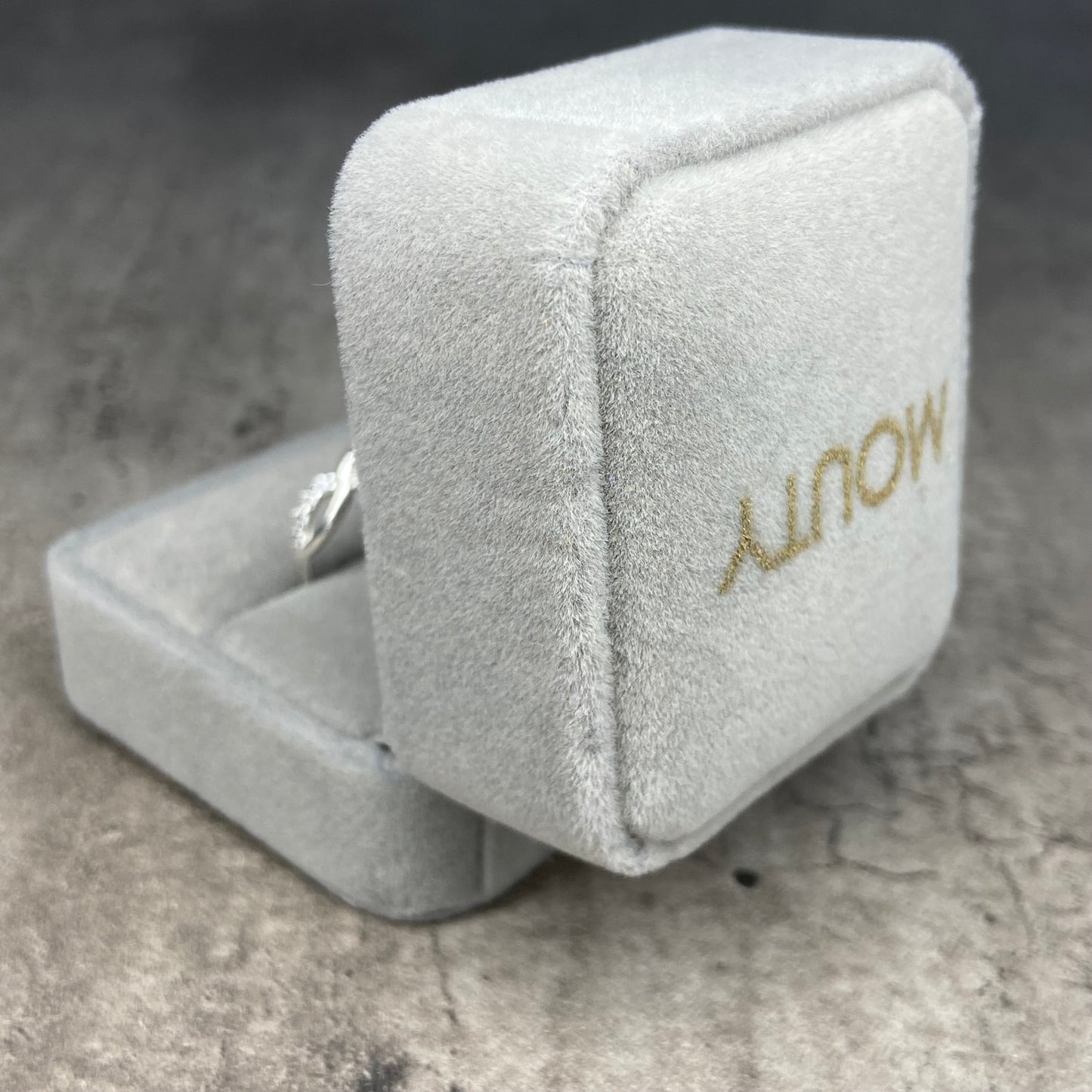 Estuche para anillo de terciopelo color gris (no incluye anillo)